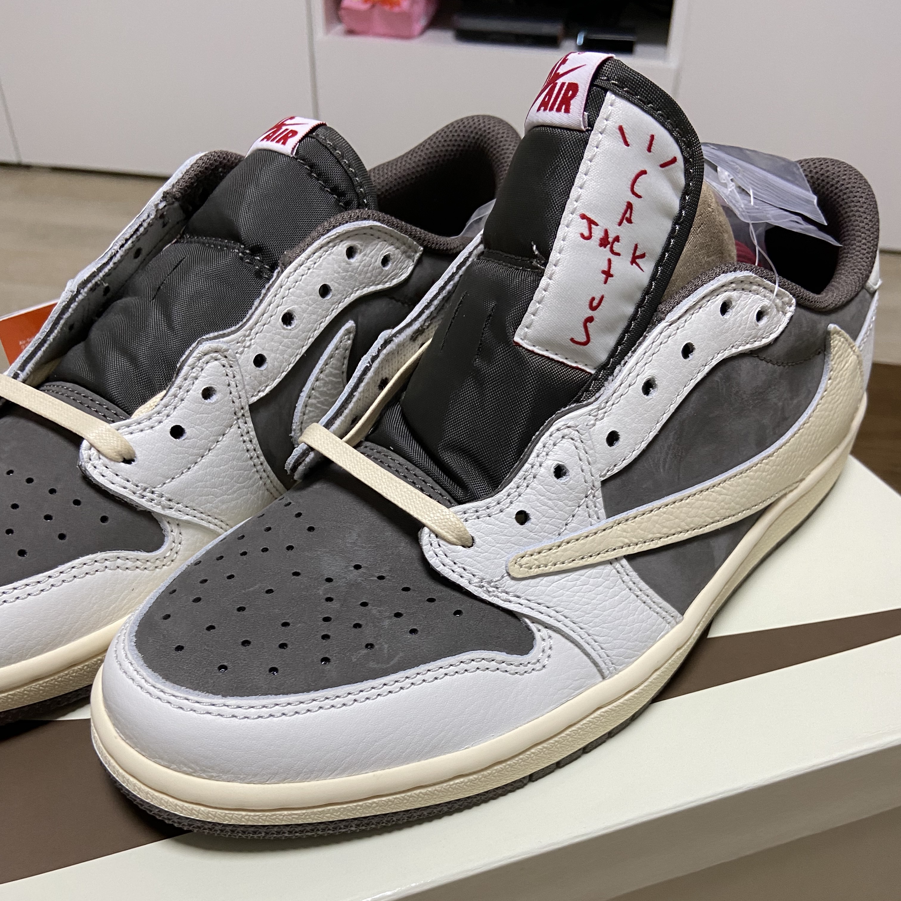 Jordan 1 x Travis Scott Retro Low OG SP Sail and Ridgerock 착용 스타일 - 5