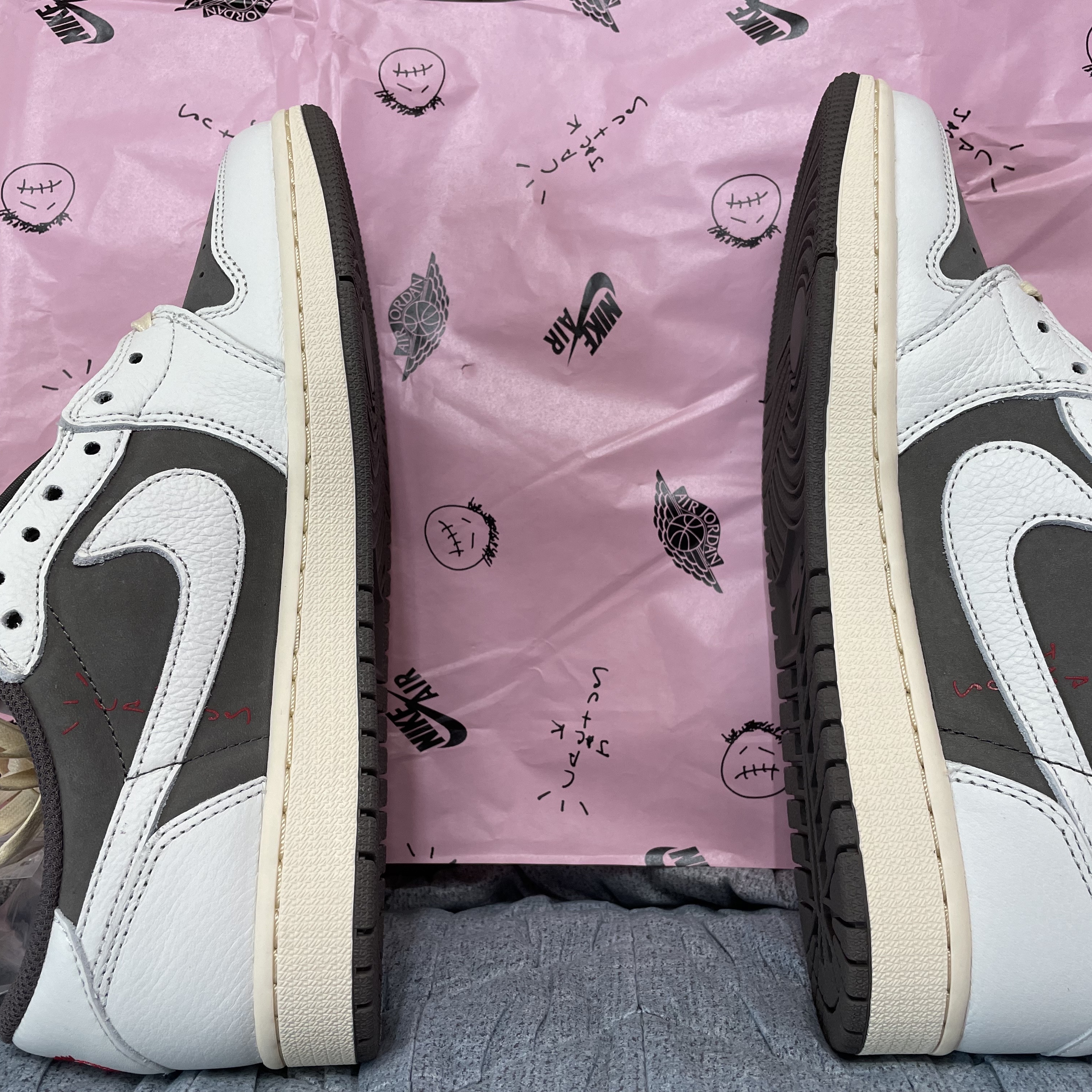 Jordan 1 x Travis Scott Retro Low OG SP Sail and Ridgerock 착용 스타일 - 2