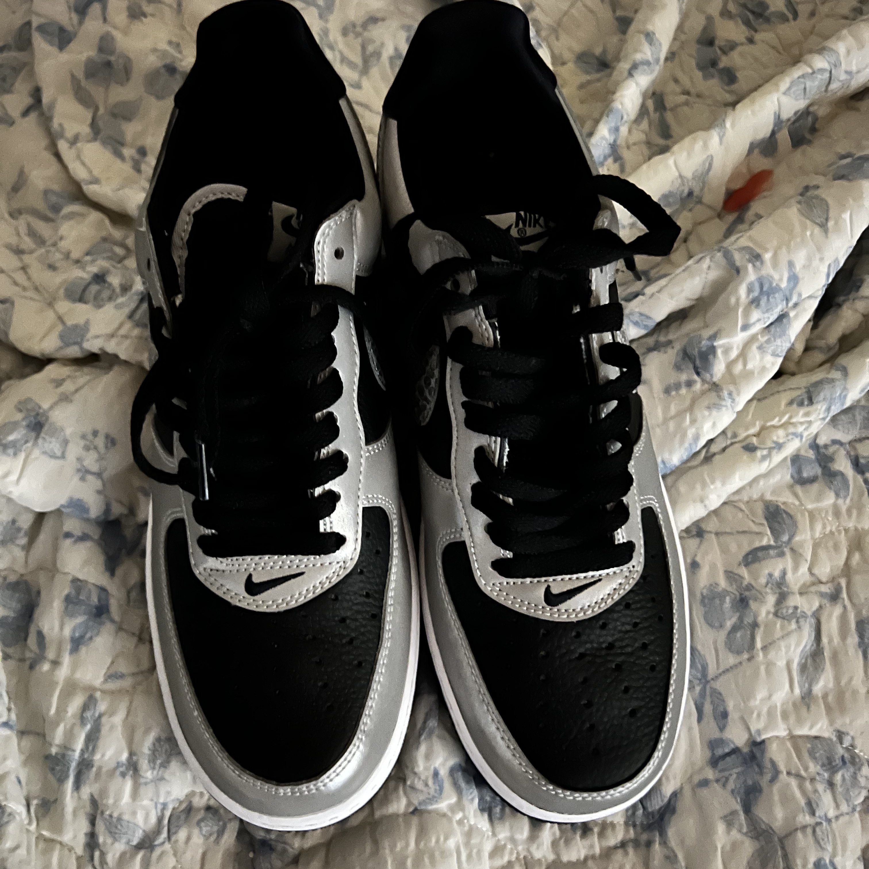 Nike Air Force 1 B Silver Snake 착용 스타일 - 1