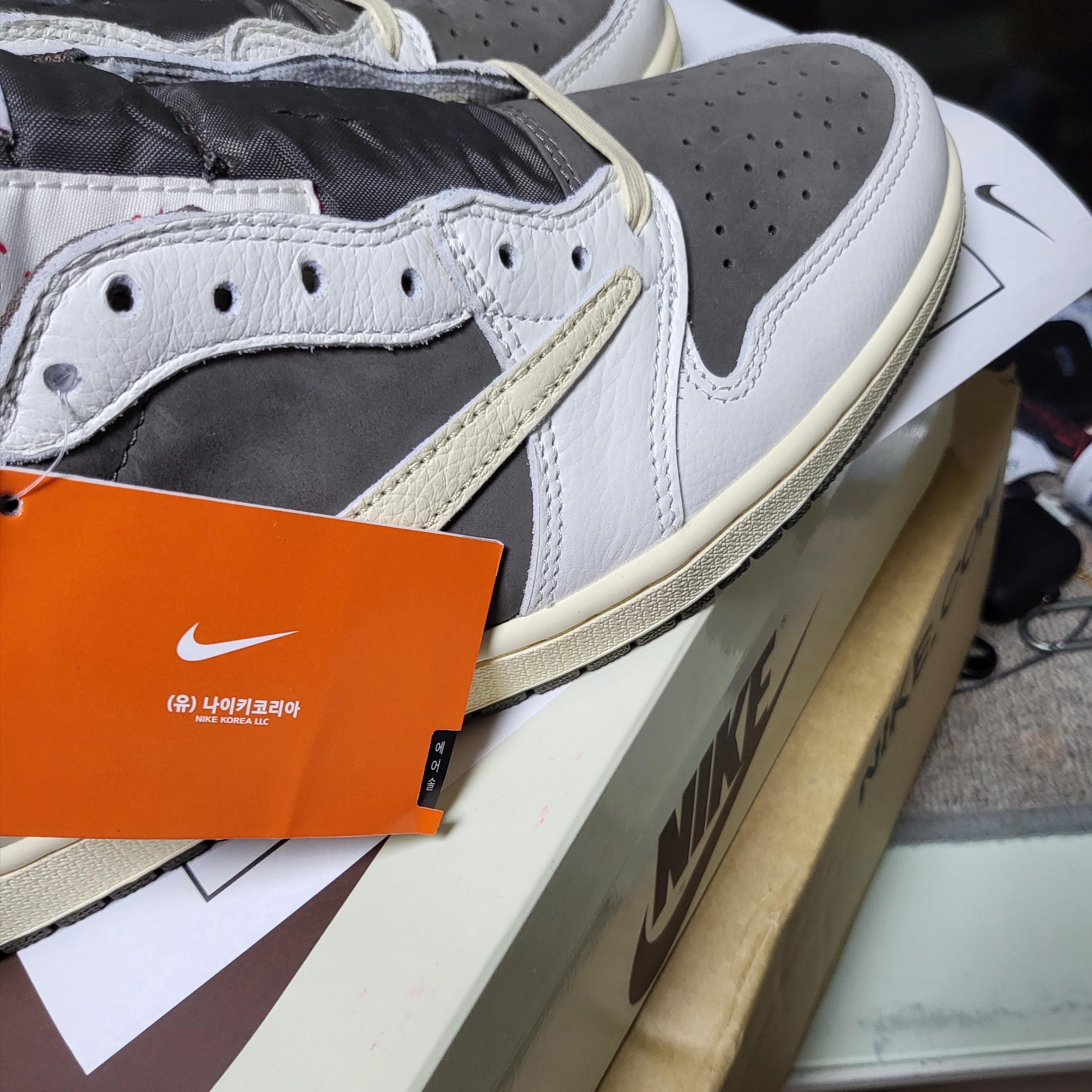 Jordan 1 x Travis Scott Retro Low OG SP Sail and Ridgerock 착용 스타일 - 1