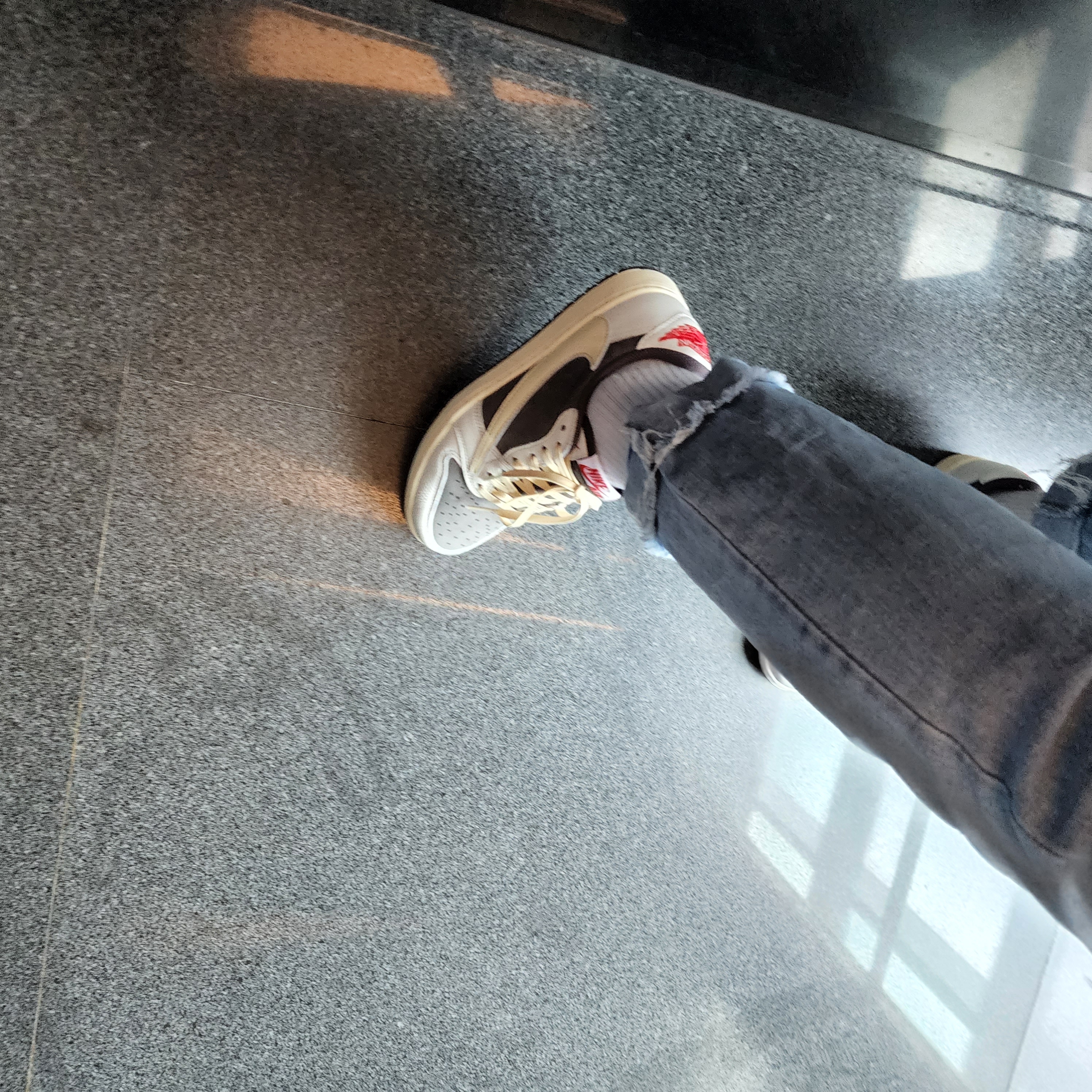 Jordan 1 x Travis Scott Retro Low OG SP Sail and Ridgerock 착용 스타일