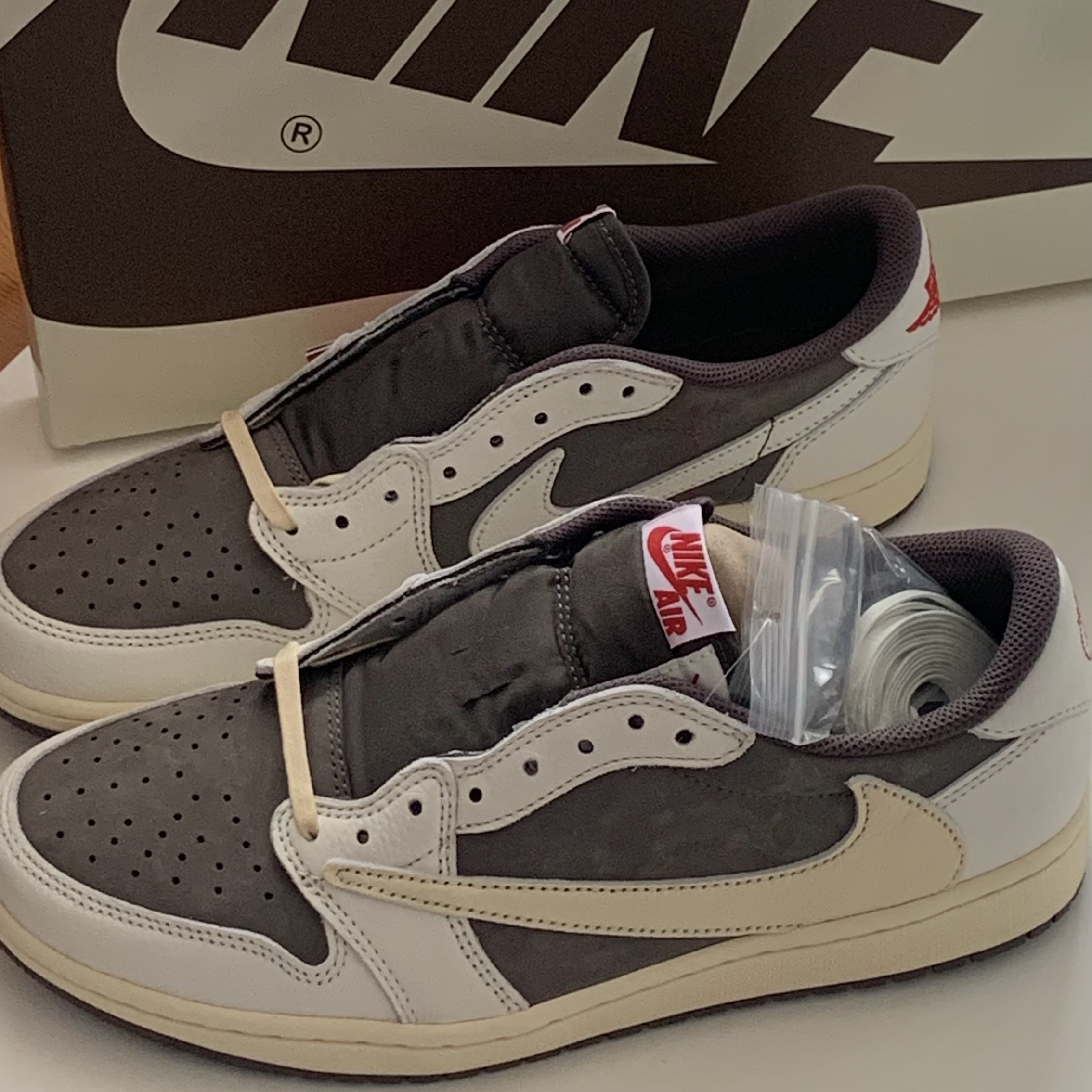 Jordan 1 x Travis Scott Retro Low OG SP Sail and Ridgerock 착용 스타일