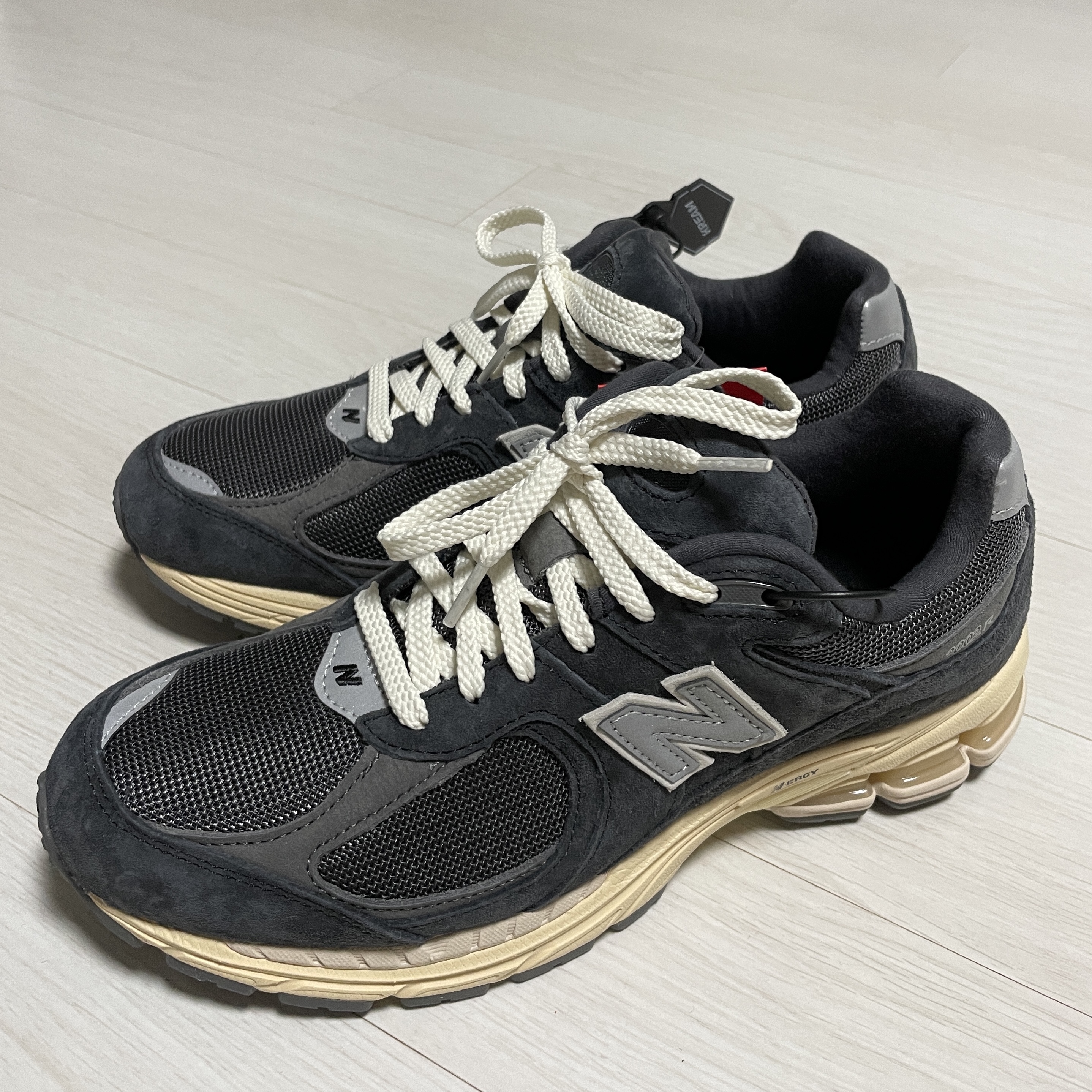 New Balance 2002R Special Vintage Black Grey 착용 스타일
