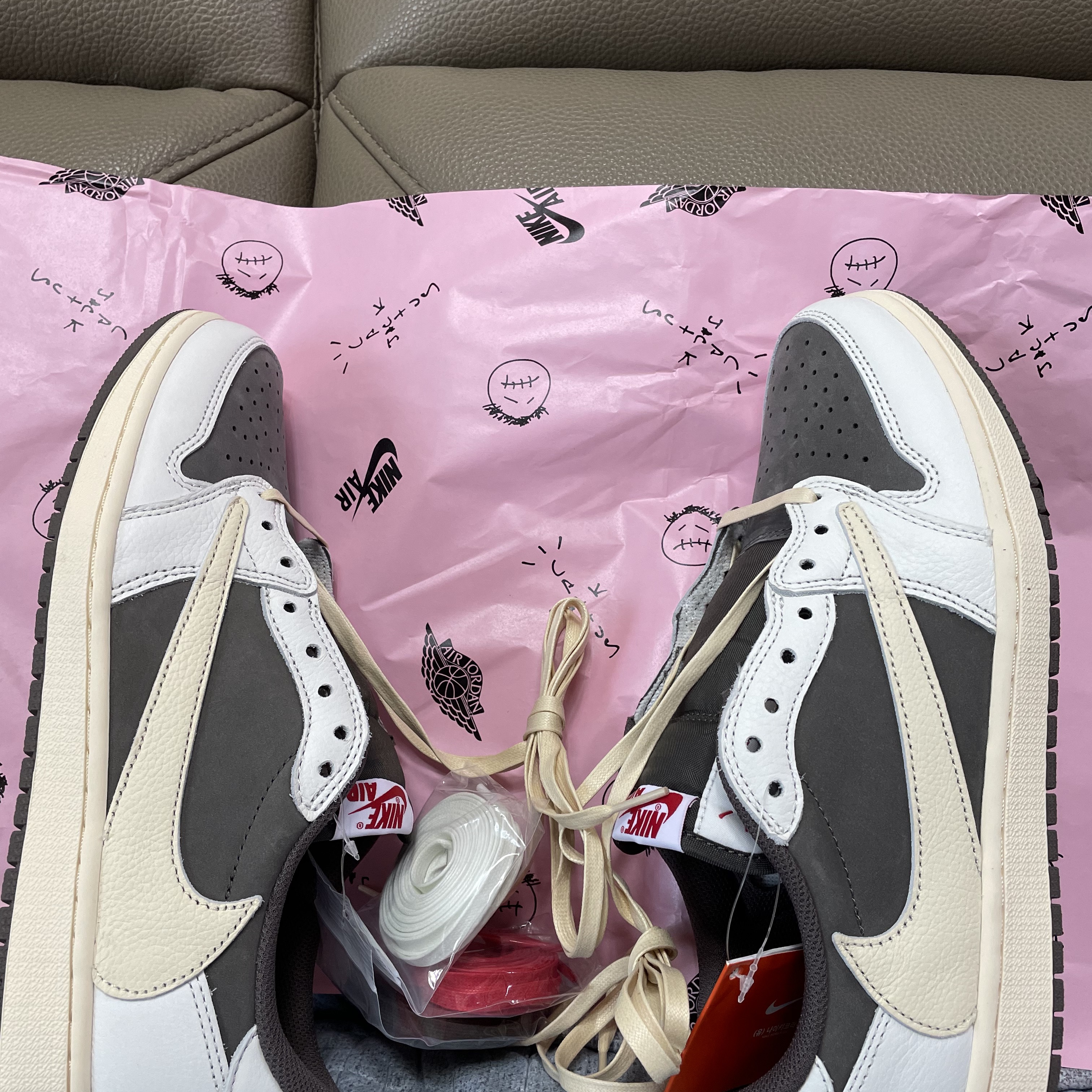 Jordan 1 x Travis Scott Retro Low OG SP Sail and Ridgerock 착용 스타일 - 1