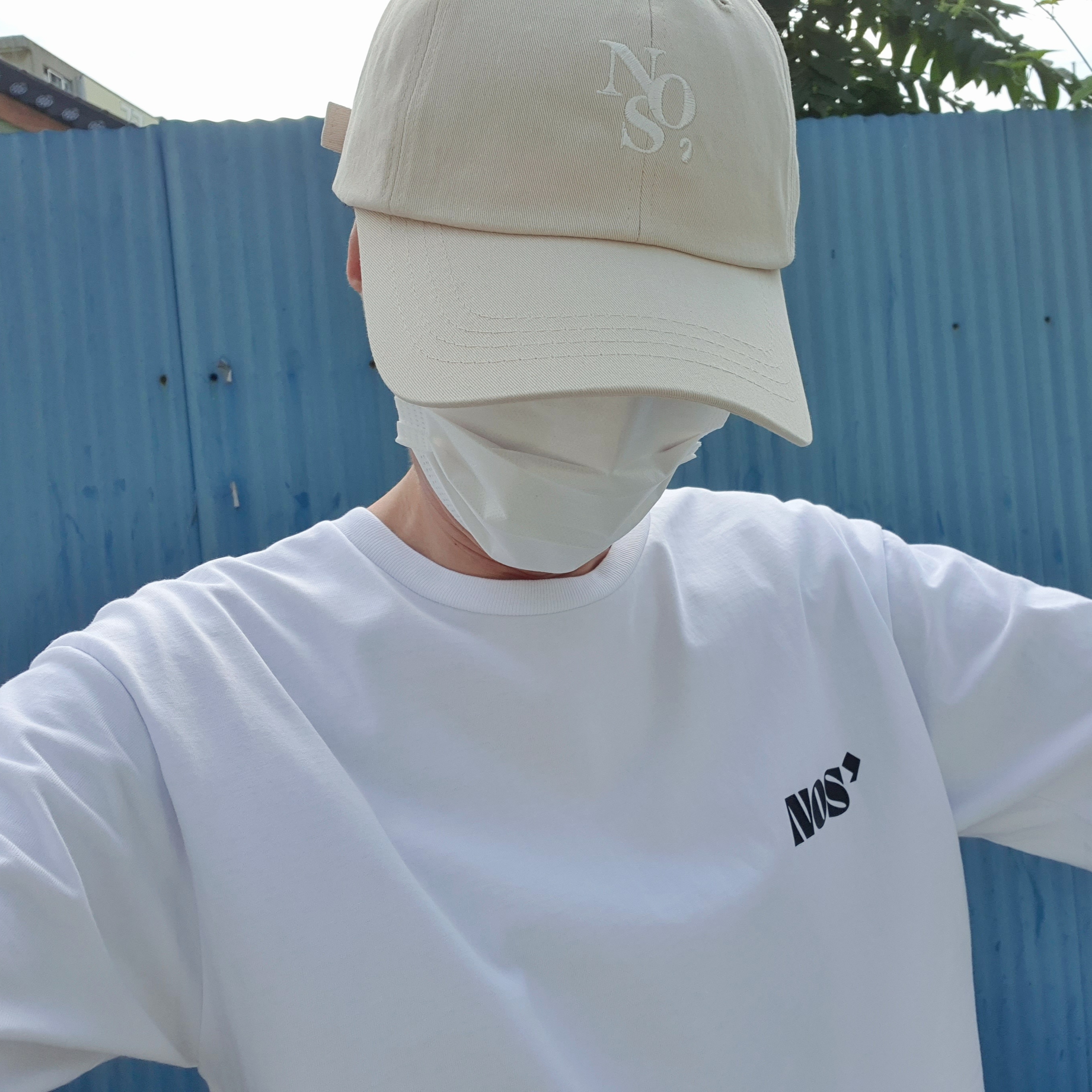 NOS7 Black Signature Logo Standard Fit T-Shirt White, NOS7 Signature Symbol Ball Cap Beige 착용 스타일