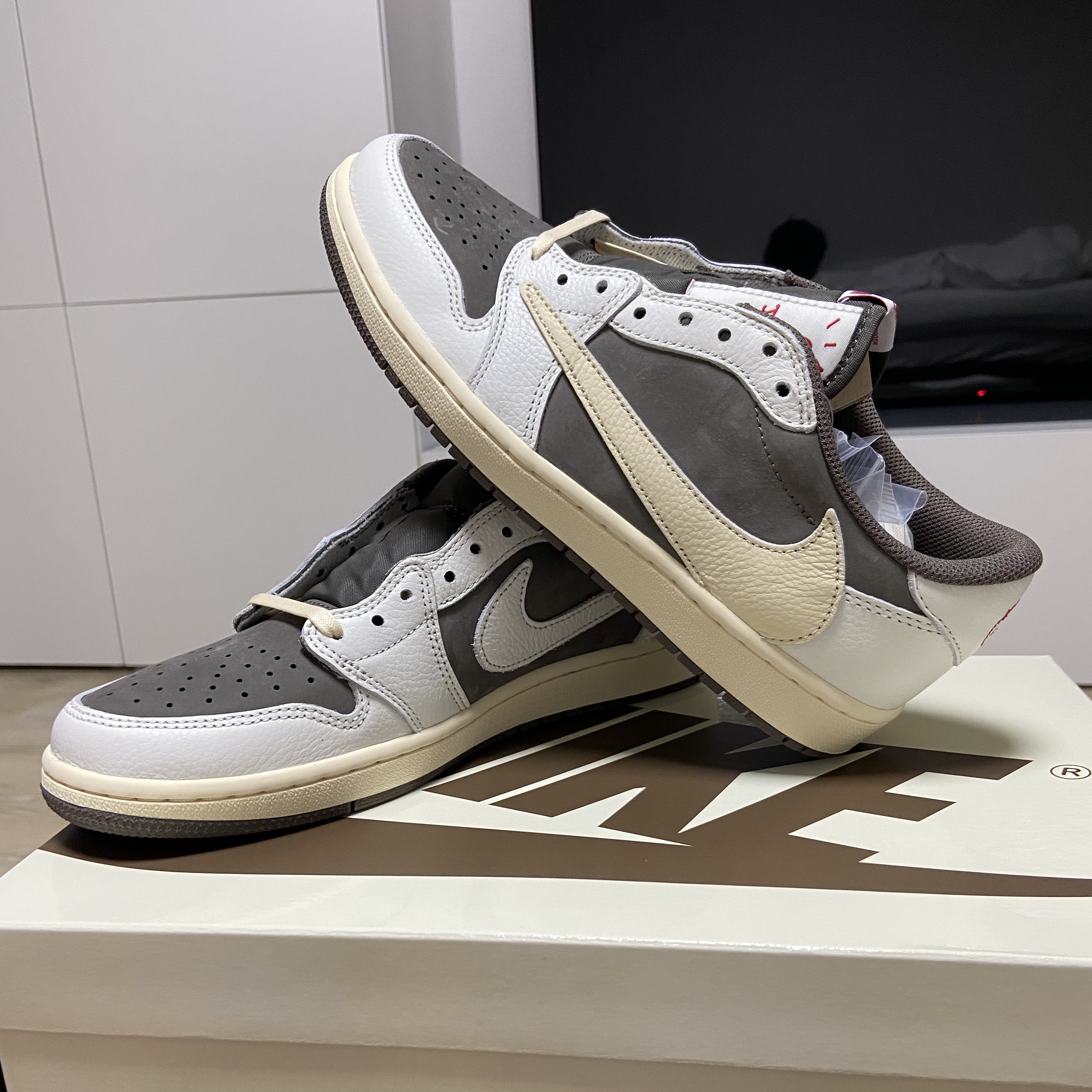 Jordan 1 x Travis Scott Retro Low OG SP Sail and Ridgerock 착용 스타일 - 3