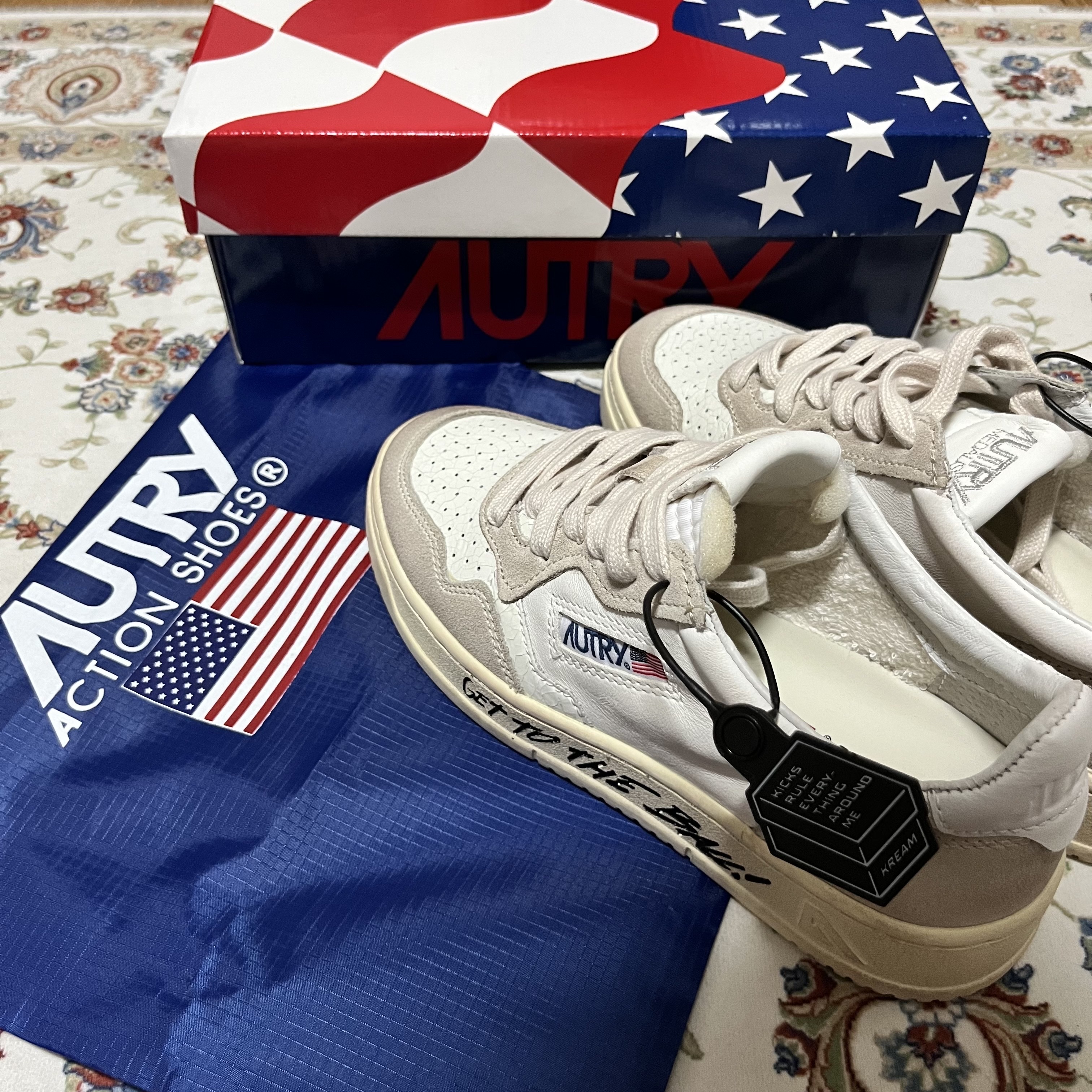 (W) Autry Medalist Low Leather Suede Sneakers White 착용 스타일 - 1
