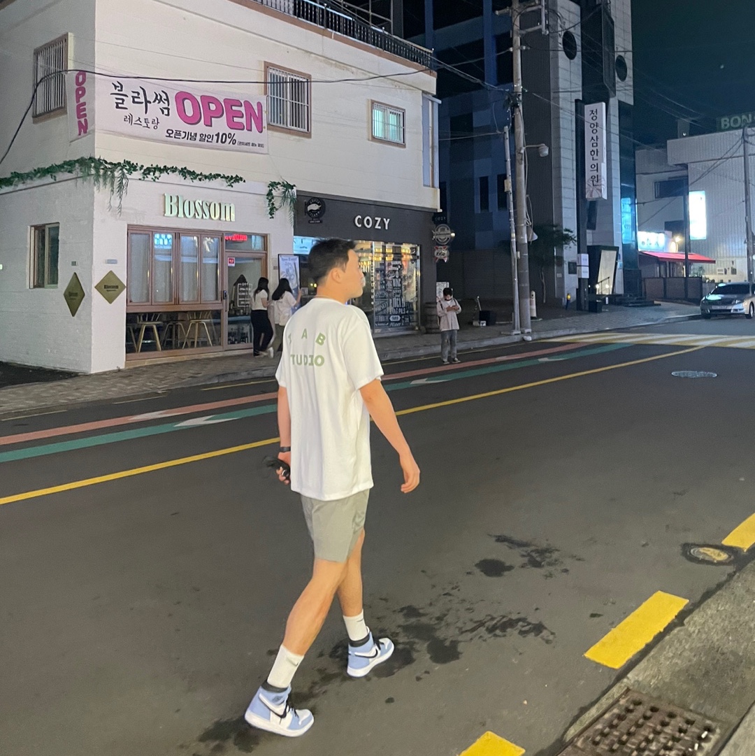 Jordan 1 Retro High OG University Blue, IAB Studio Woven Shorts Gray 착용 스타일 - 1