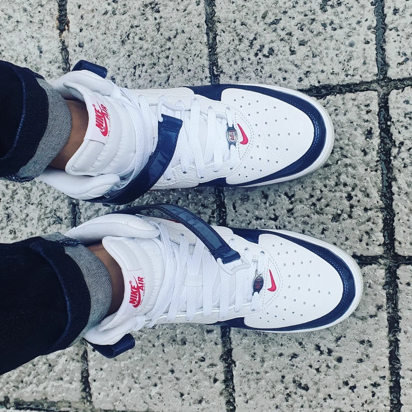 Nike Air Force 1 Mid QS University Red and Midnight Navy 착용 스타일