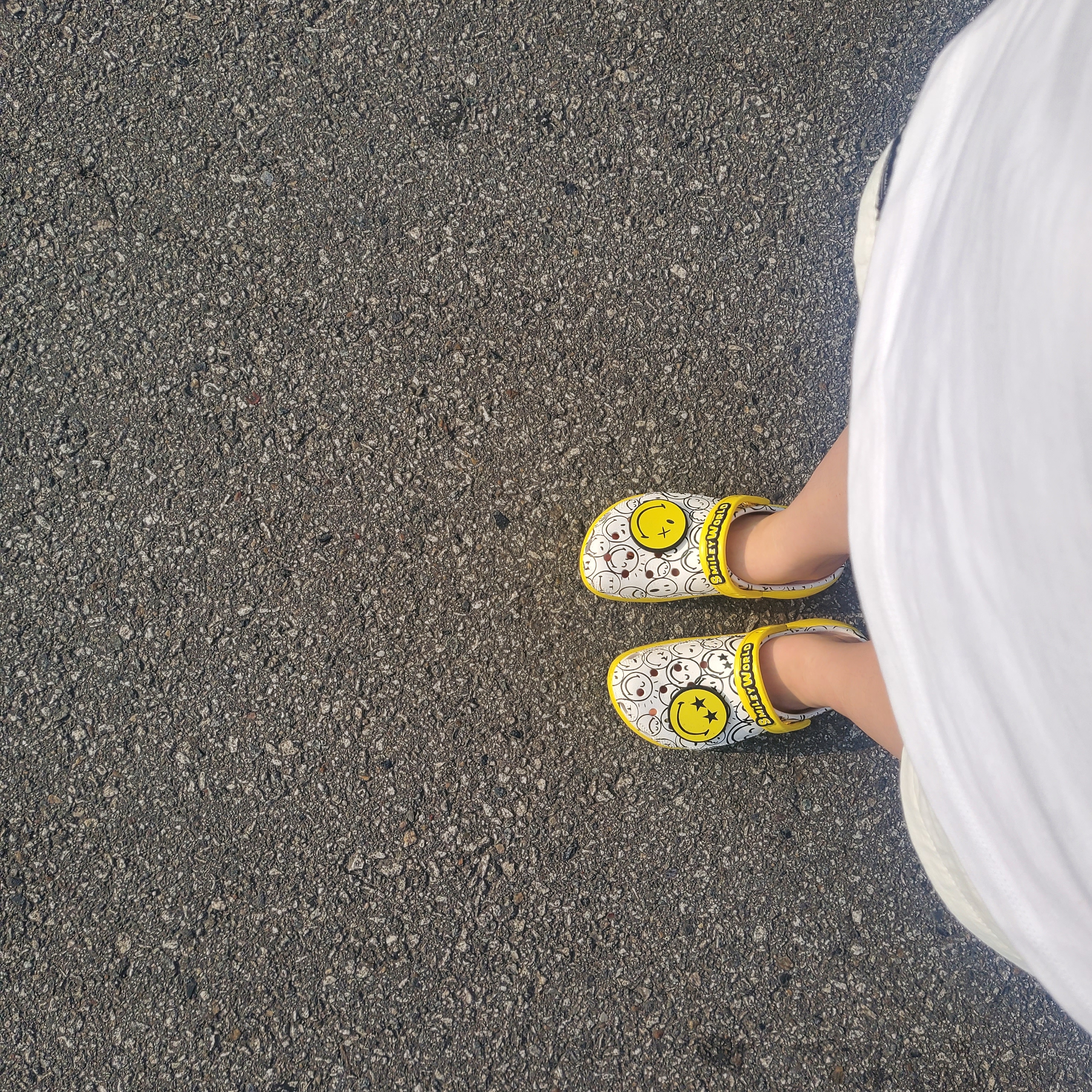 (W) Crocs x Smiley Classic Platform Clog White 착용 스타일