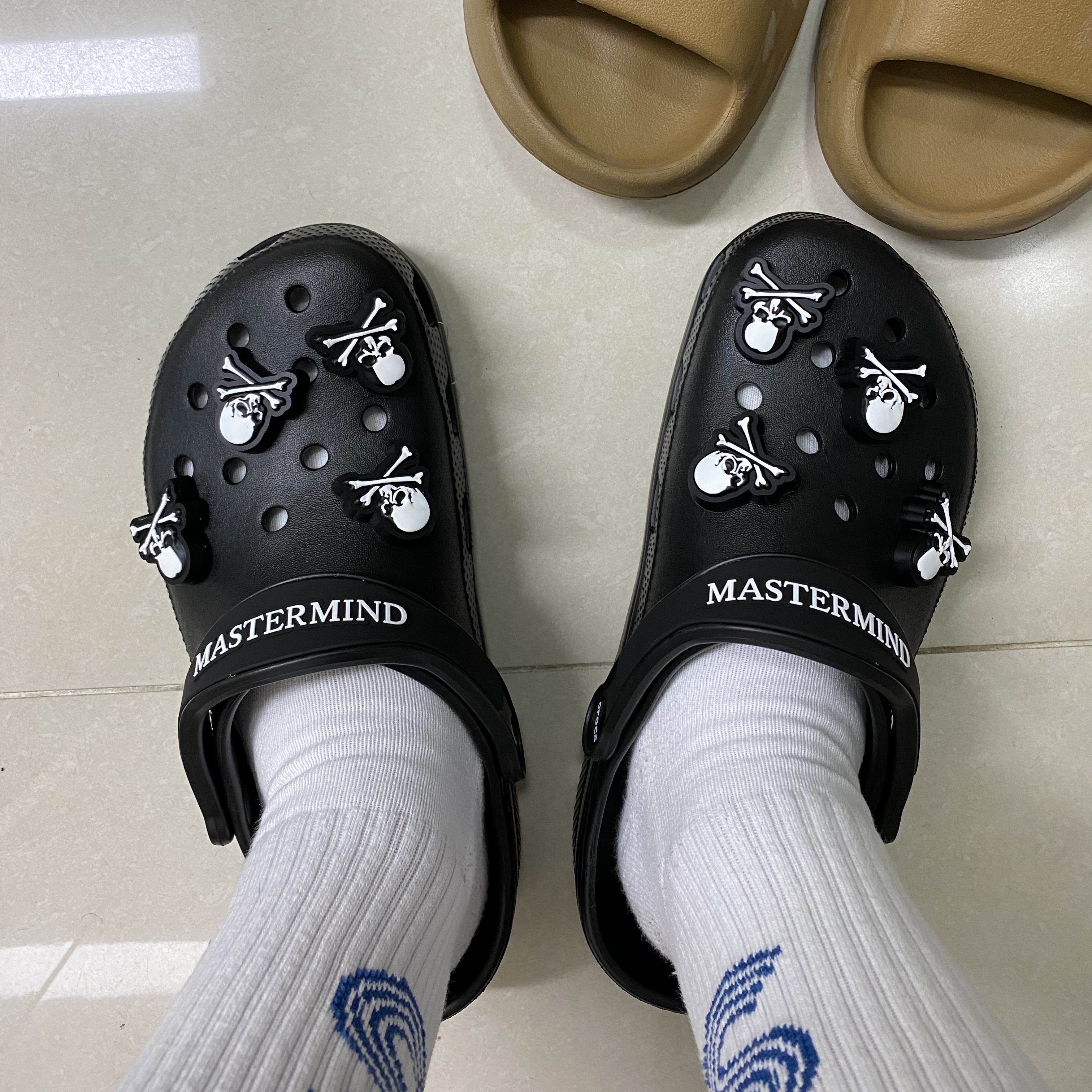 Crocs x Mastermind Classic Clog Black, Adidas Yeezy Slide Ochre 착용 스타일