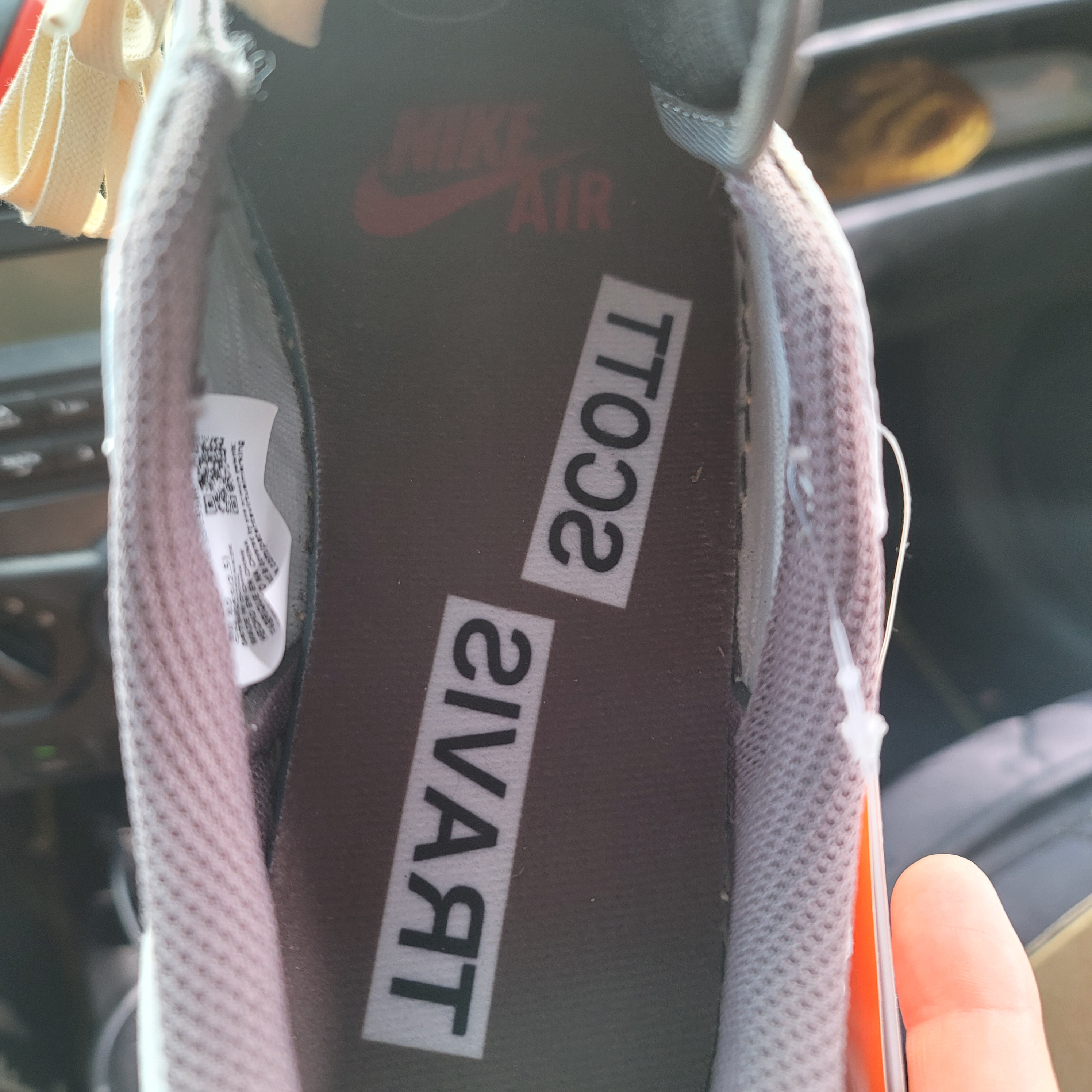 Jordan 1 x Travis Scott Retro Low OG SP Sail and Ridgerock 착용 스타일 - 5