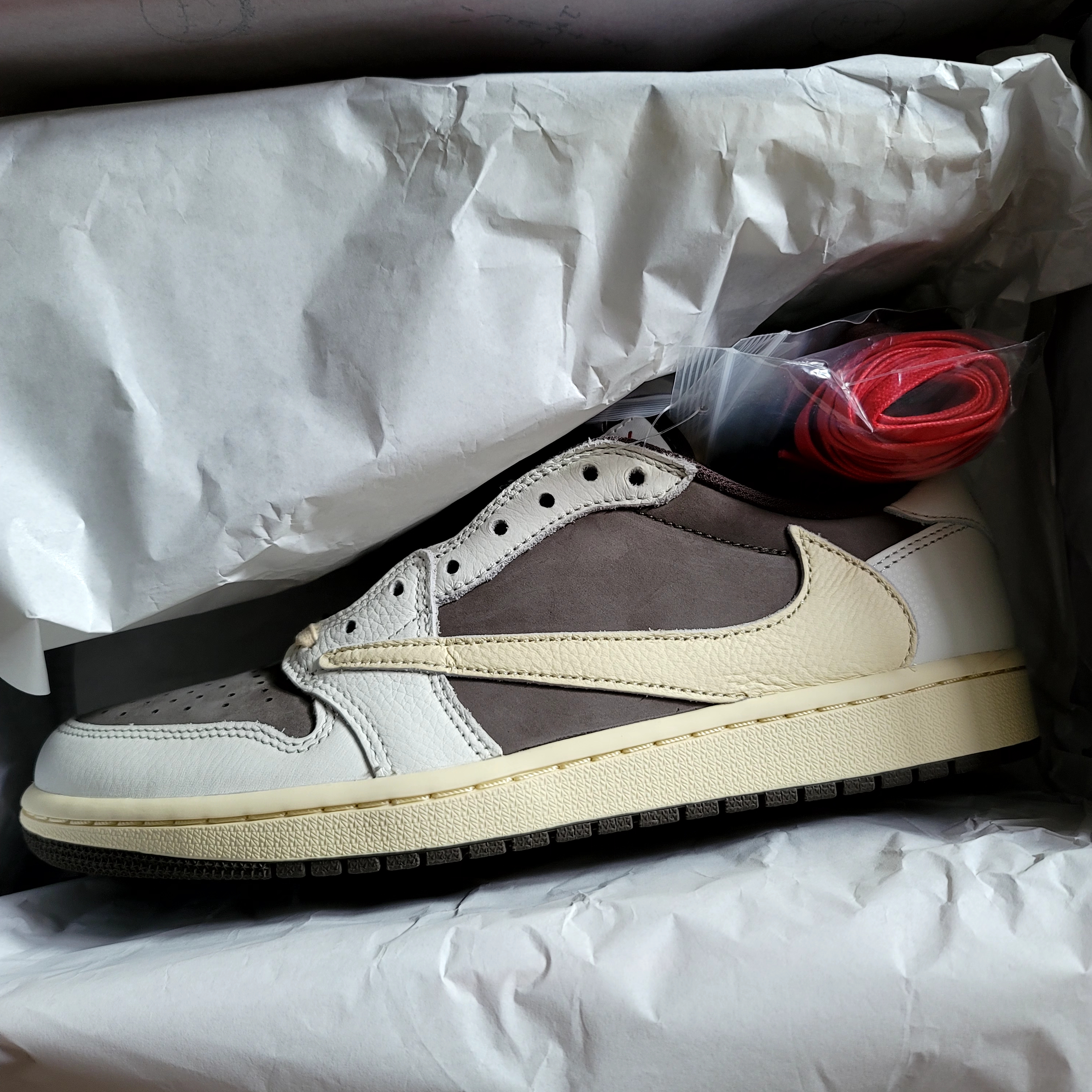 Jordan 1 x Travis Scott Retro Low OG SP Sail and Ridgerock 착용 스타일 - 5