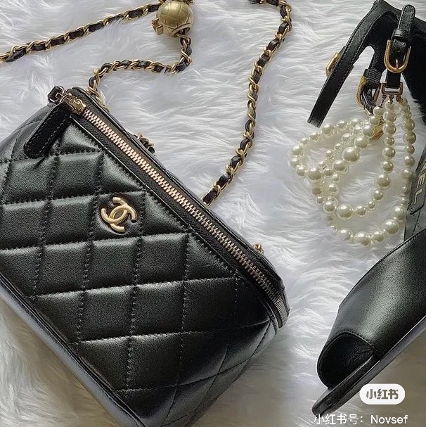 Chanel Clutch With Chain Lambskin & Gold Black 착용 스타일 - 2