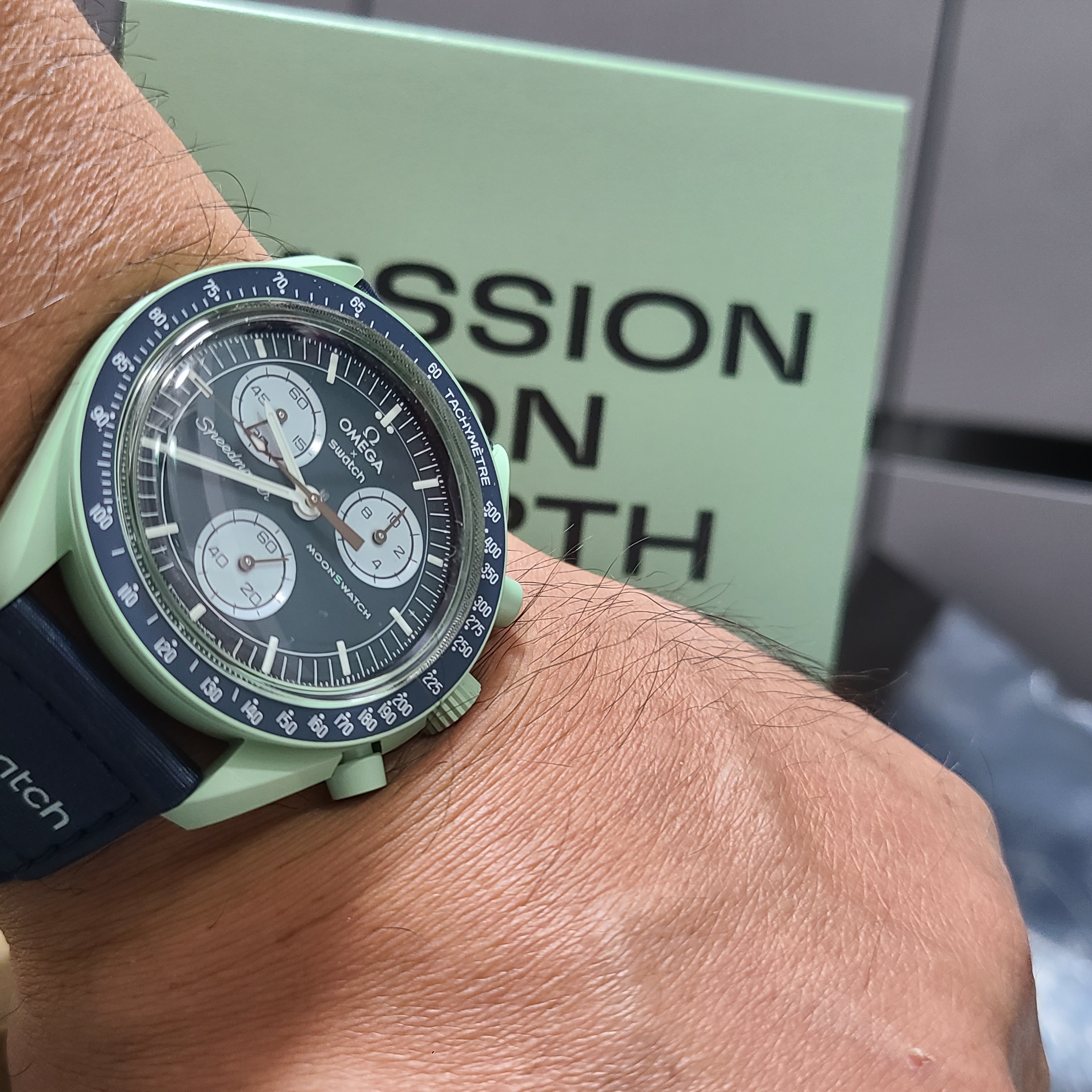 Swatch x Omega Bioceramic MoonSwatch Mission On Earth 착용 스타일 - 1