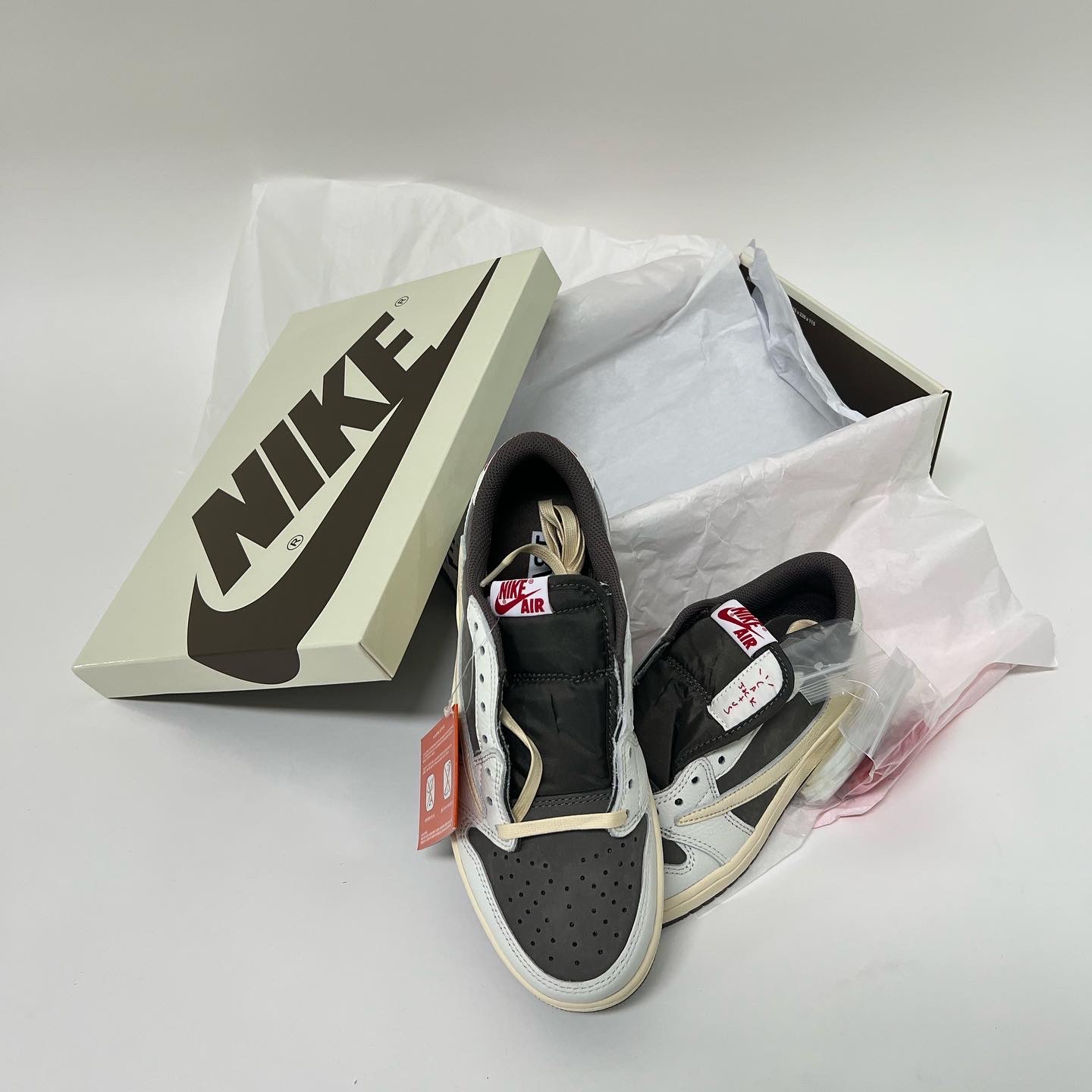 Jordan 1 x Travis Scott Retro Low OG SP Sail and Ridgerock 착용 스타일