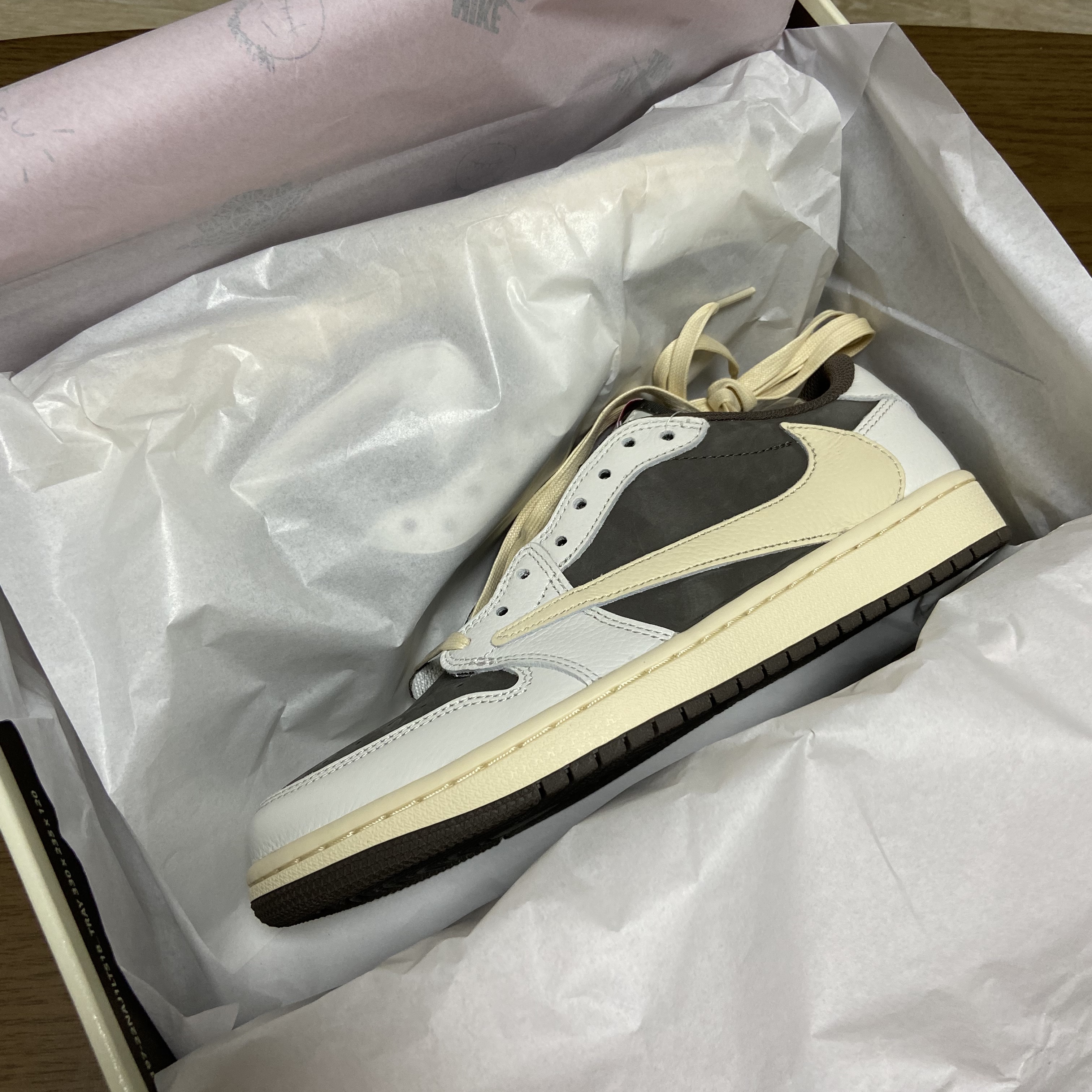 Jordan 1 x Travis Scott Retro Low OG SP Sail and Ridgerock 착용 스타일 - 2
