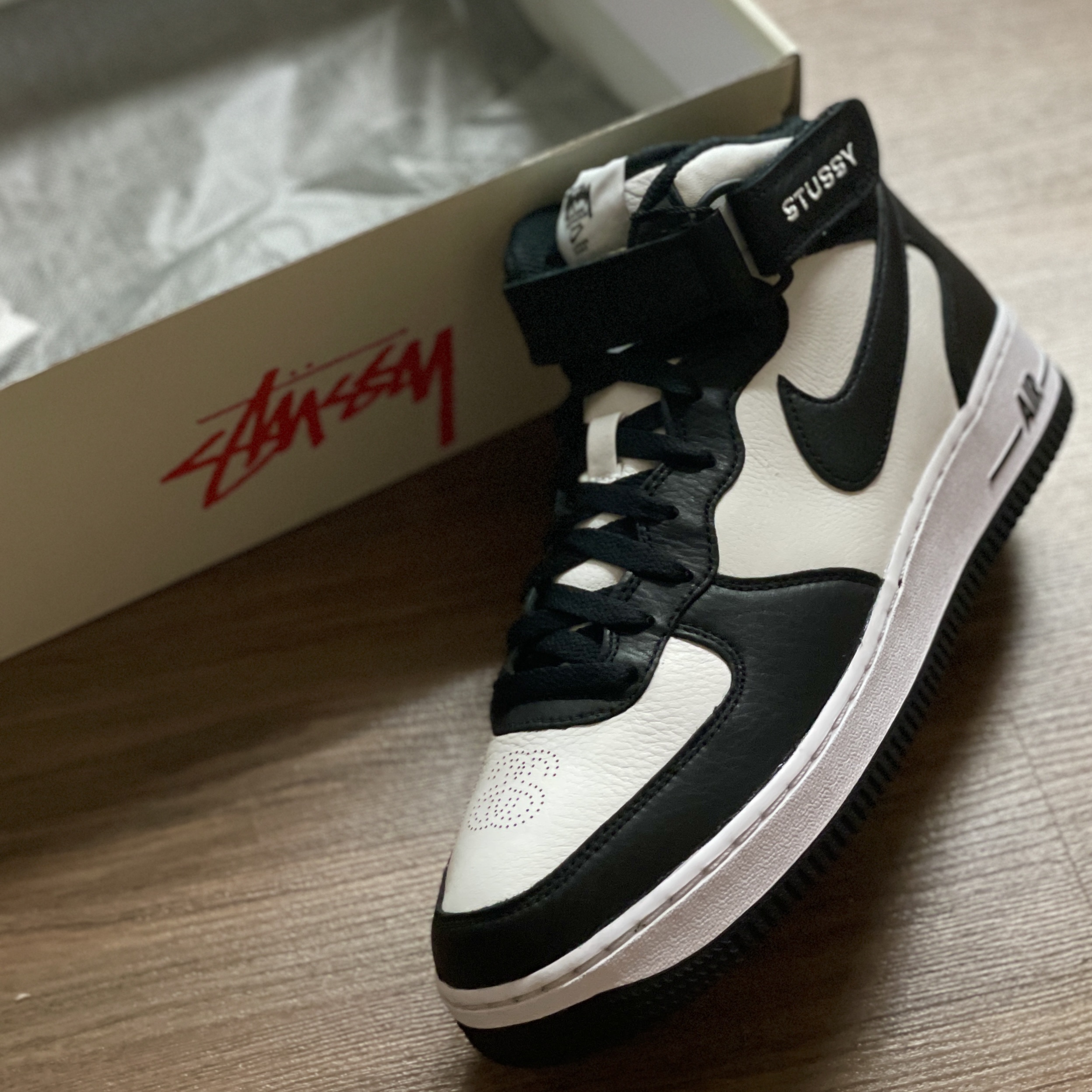 Nike x Stussy Air Force 1 '07 Mid SP Black and Light Bone 착용 스타일 - 1