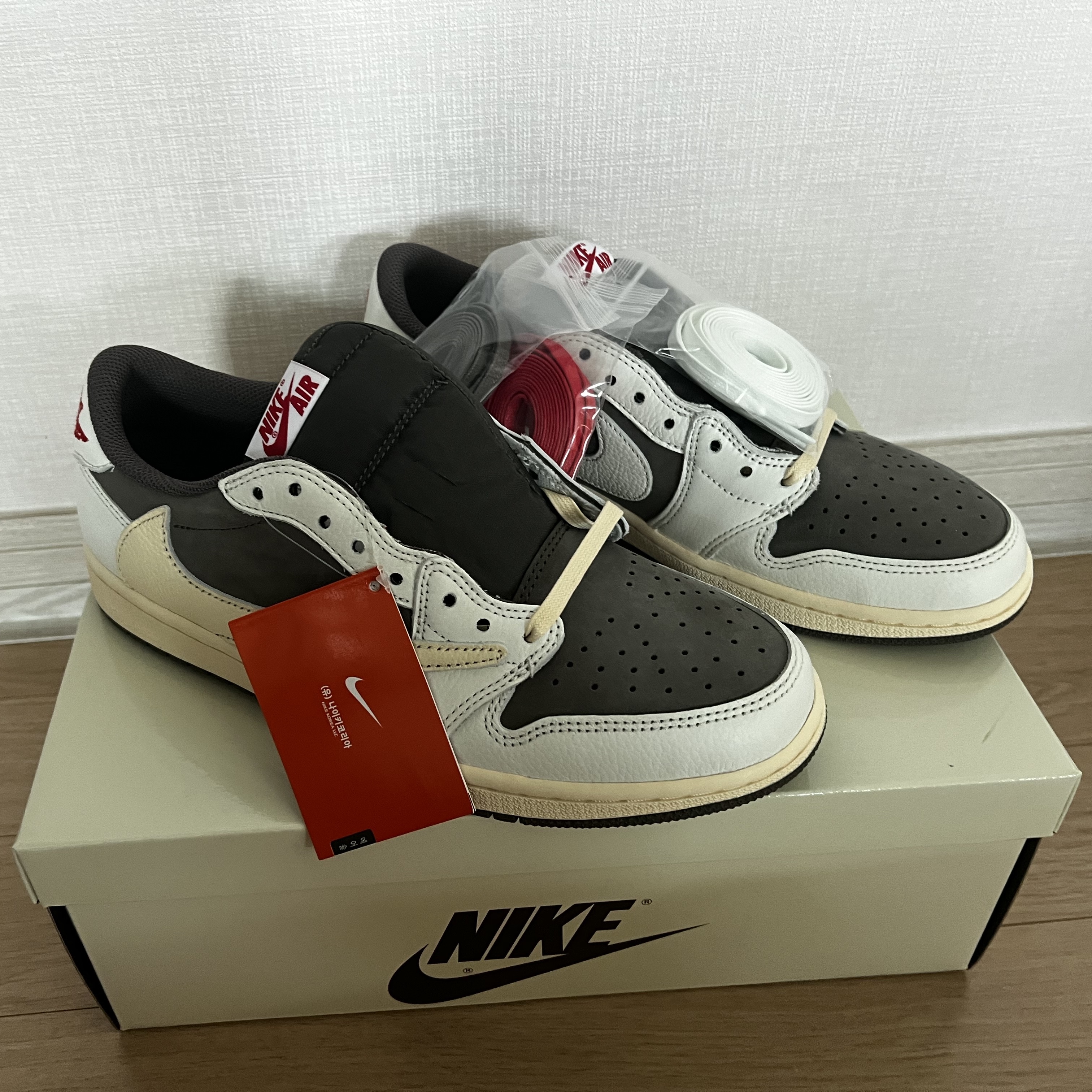 Jordan 1 x Travis Scott Retro Low OG SP Sail and Ridgerock 착용 스타일