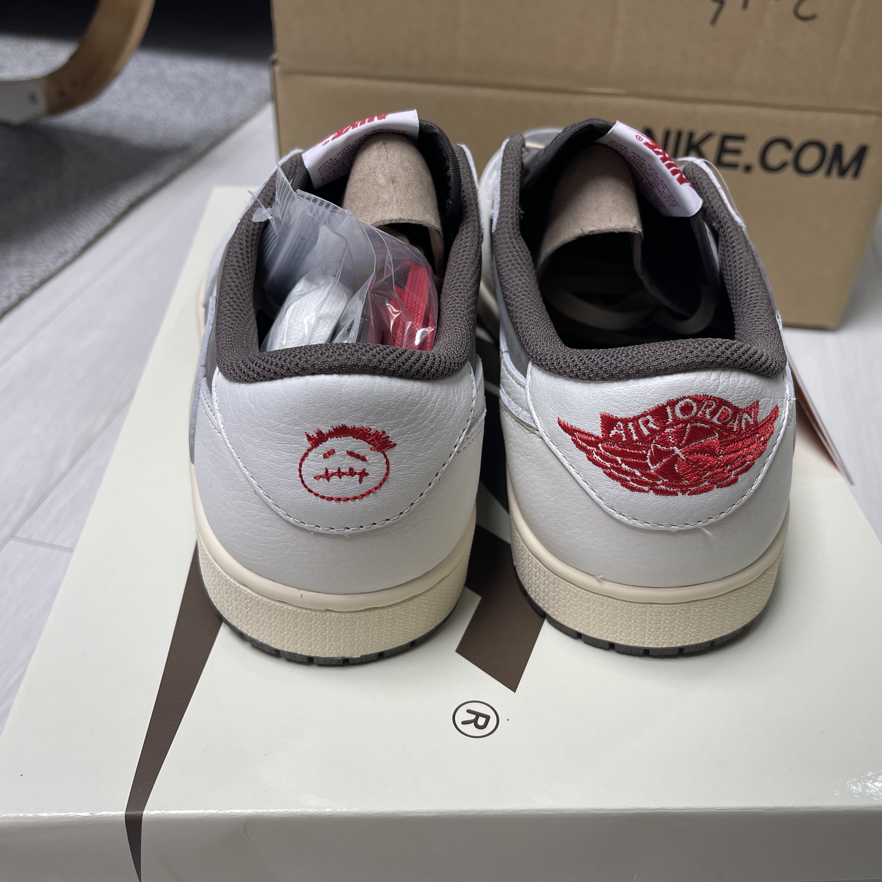 Jordan 1 x Travis Scott Retro Low OG SP Sail and Ridgerock 착용 스타일 - 5