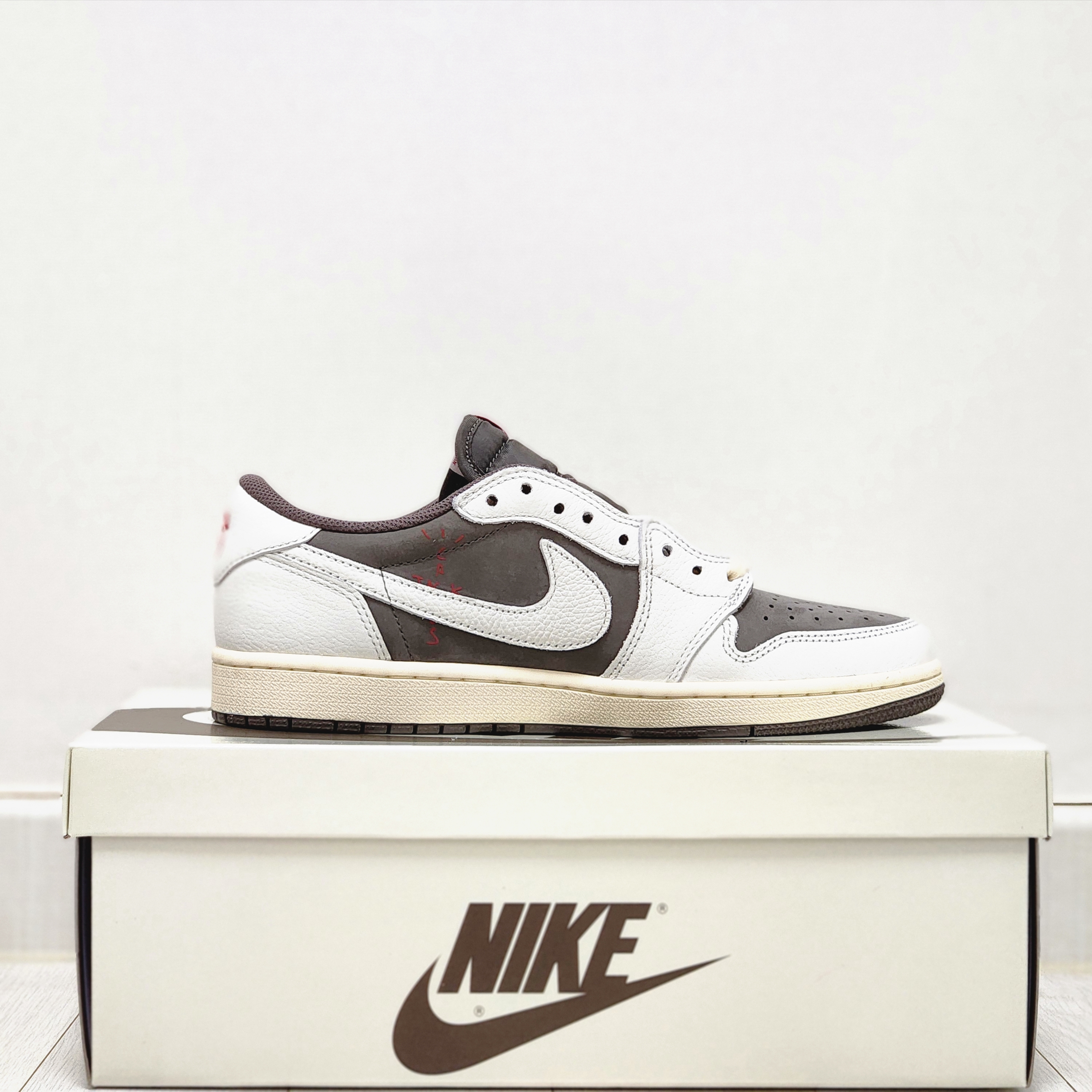 Jordan 1 x Travis Scott Retro Low OG SP Sail and Ridgerock 착용 스타일 - 4