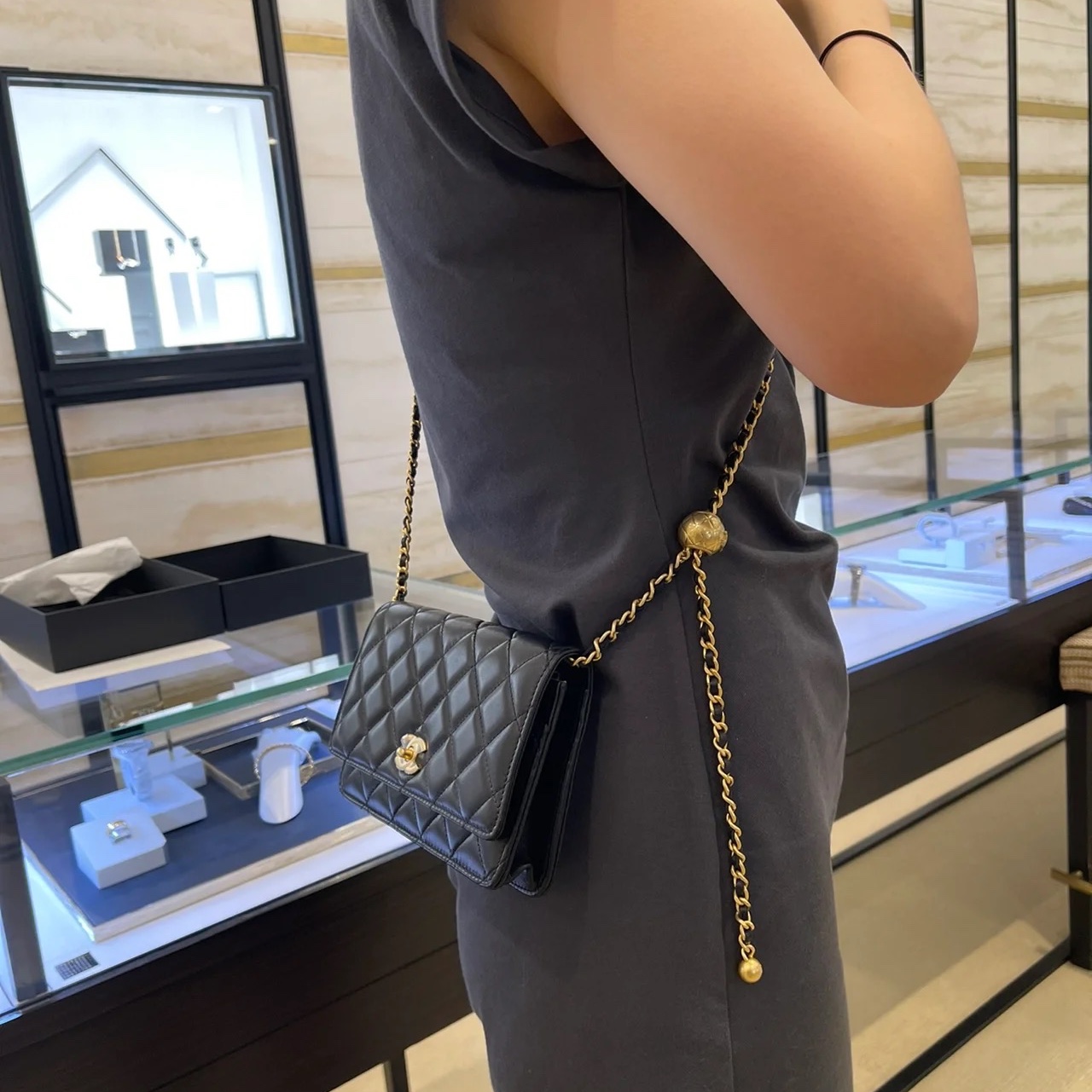 Chanel Wallet On Chain Lambskin & Gold Black 착용 스타일 - 1