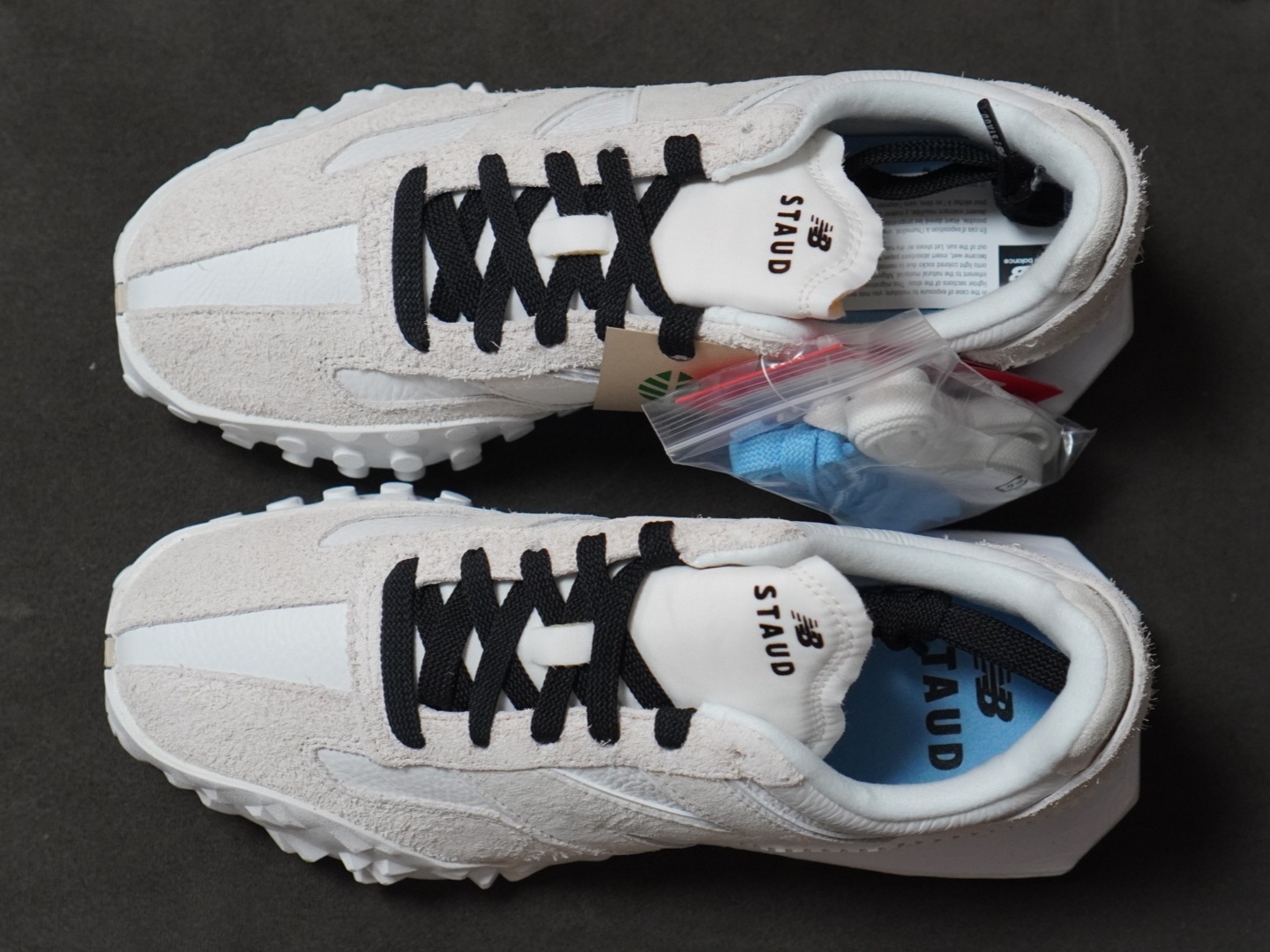 New Balance x Staud XC-72 Moonbeam White 착용 스타일 - 2