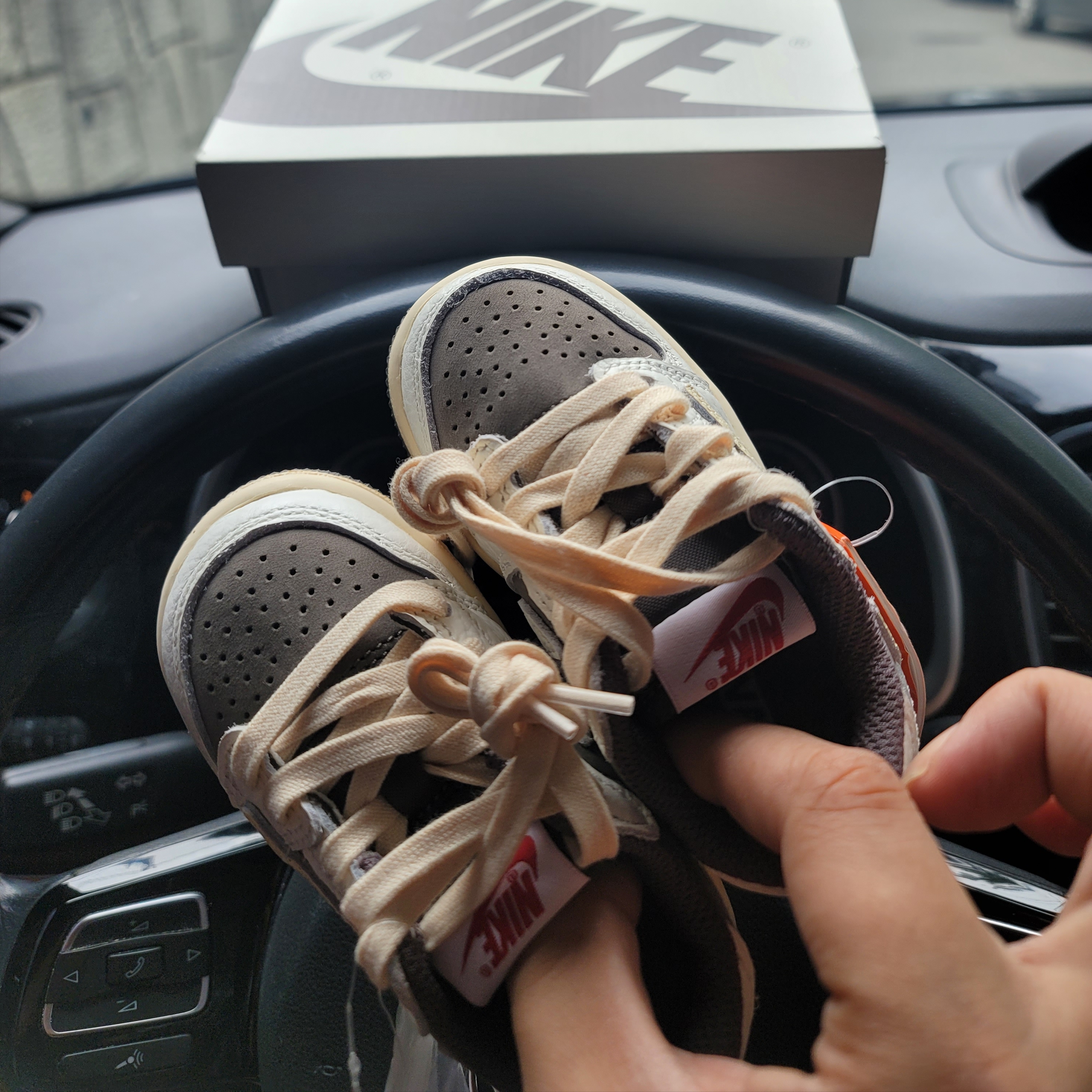 (TD) Jordan 1 x Travis Scott Retro Low OG SP Sail and Ridgerock 착용 스타일 - 3