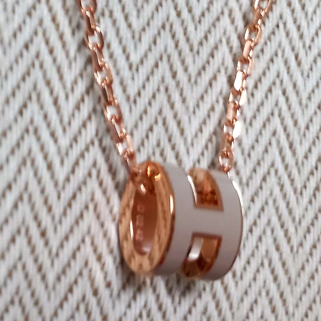 (W) Hermes Mini Pop H Pendant Rose Gold & Marron Glace 착용 스타일 - 2