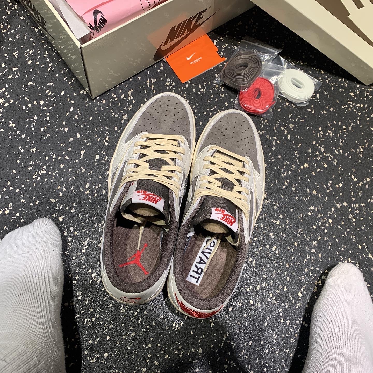 Jordan 1 x Travis Scott Retro Low OG SP Sail and Ridgerock 착용 스타일 - 3