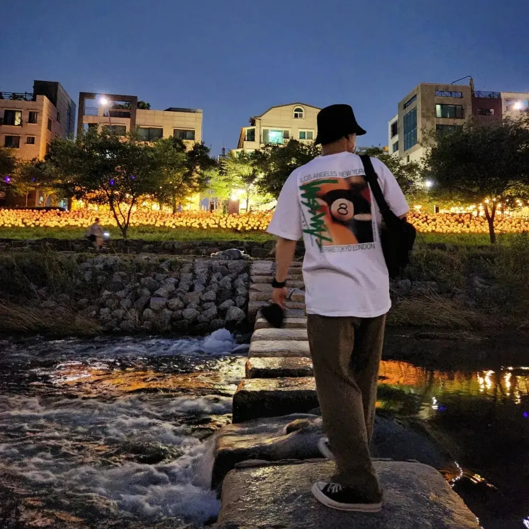 Stussy Billiards T-Shirt White 착용 스타일 - 2