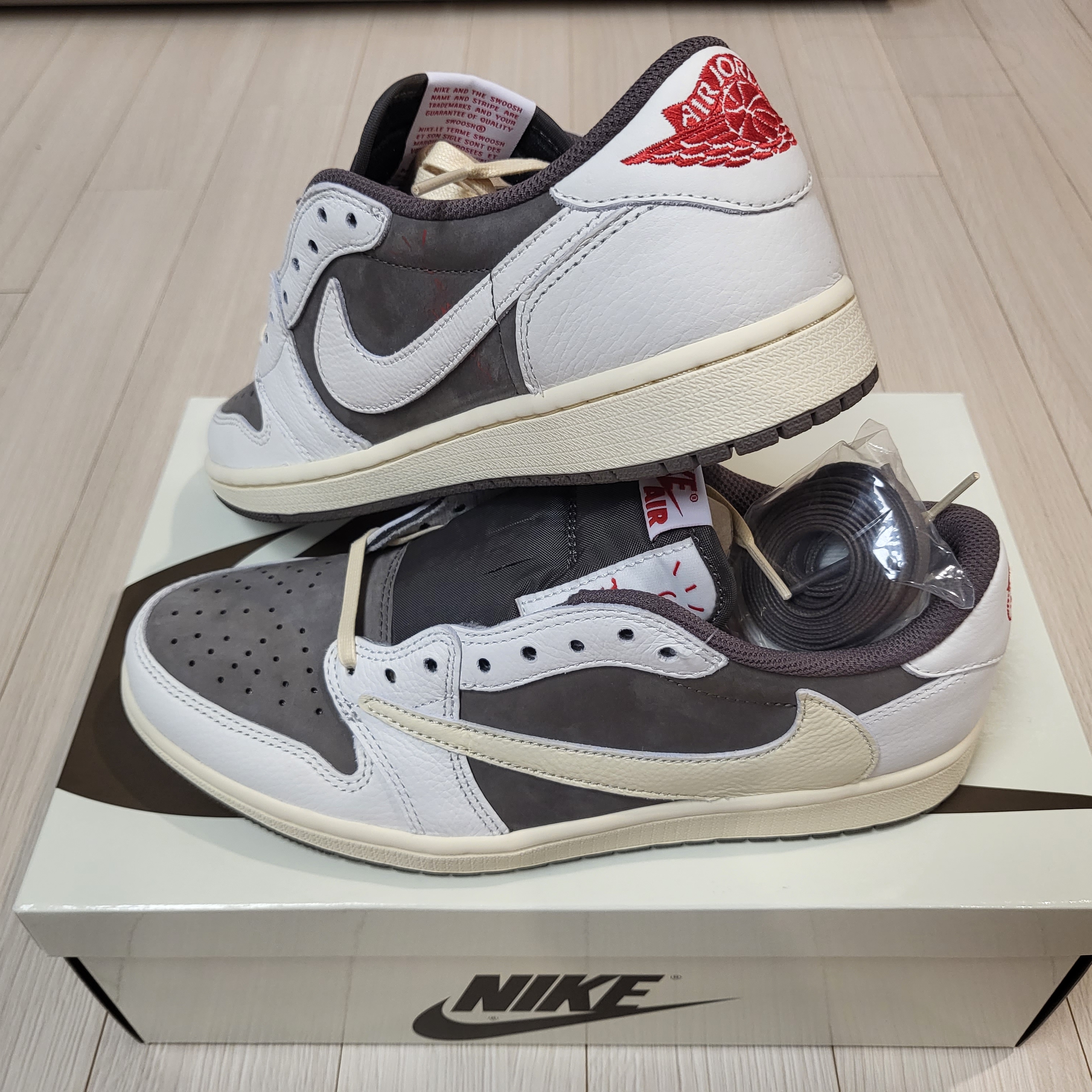 Jordan 1 x Travis Scott Retro Low OG SP Sail and Ridgerock 착용 스타일 - 2