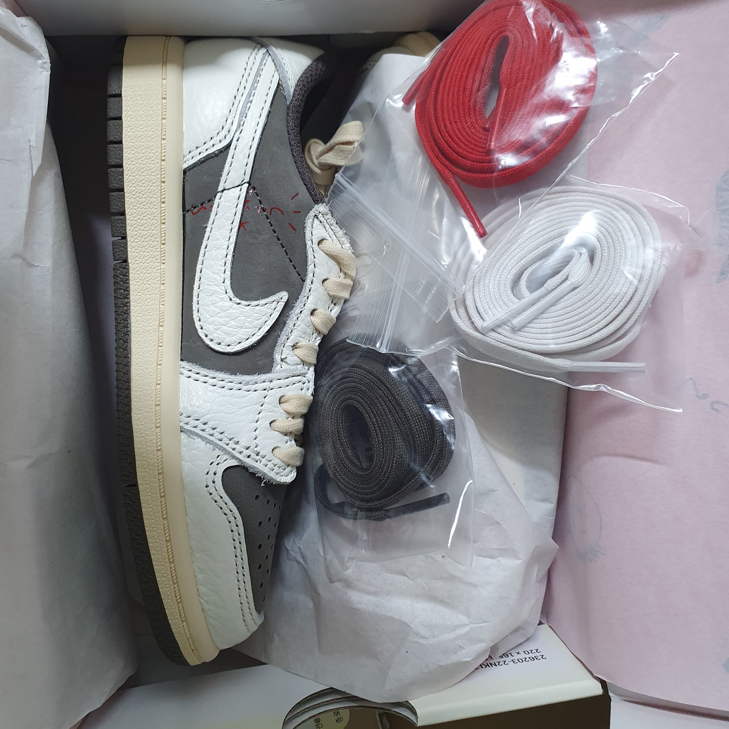 Jordan 1 x Travis Scott Retro Low OG SP Sail and Ridgerock, (PS) Jordan 1 x Travis Scott Retro Low OG SP Sail and Ridgerock 착용 스타일 - 3