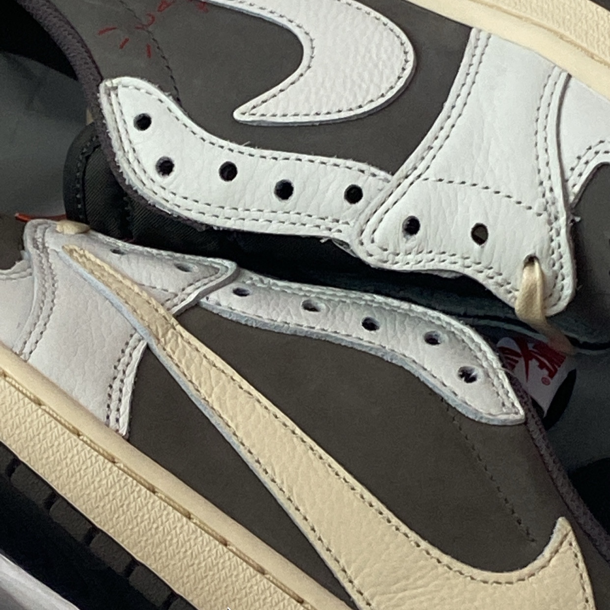 Jordan 1 x Travis Scott Retro Low OG SP Sail and Ridgerock 착용 스타일 - 1
