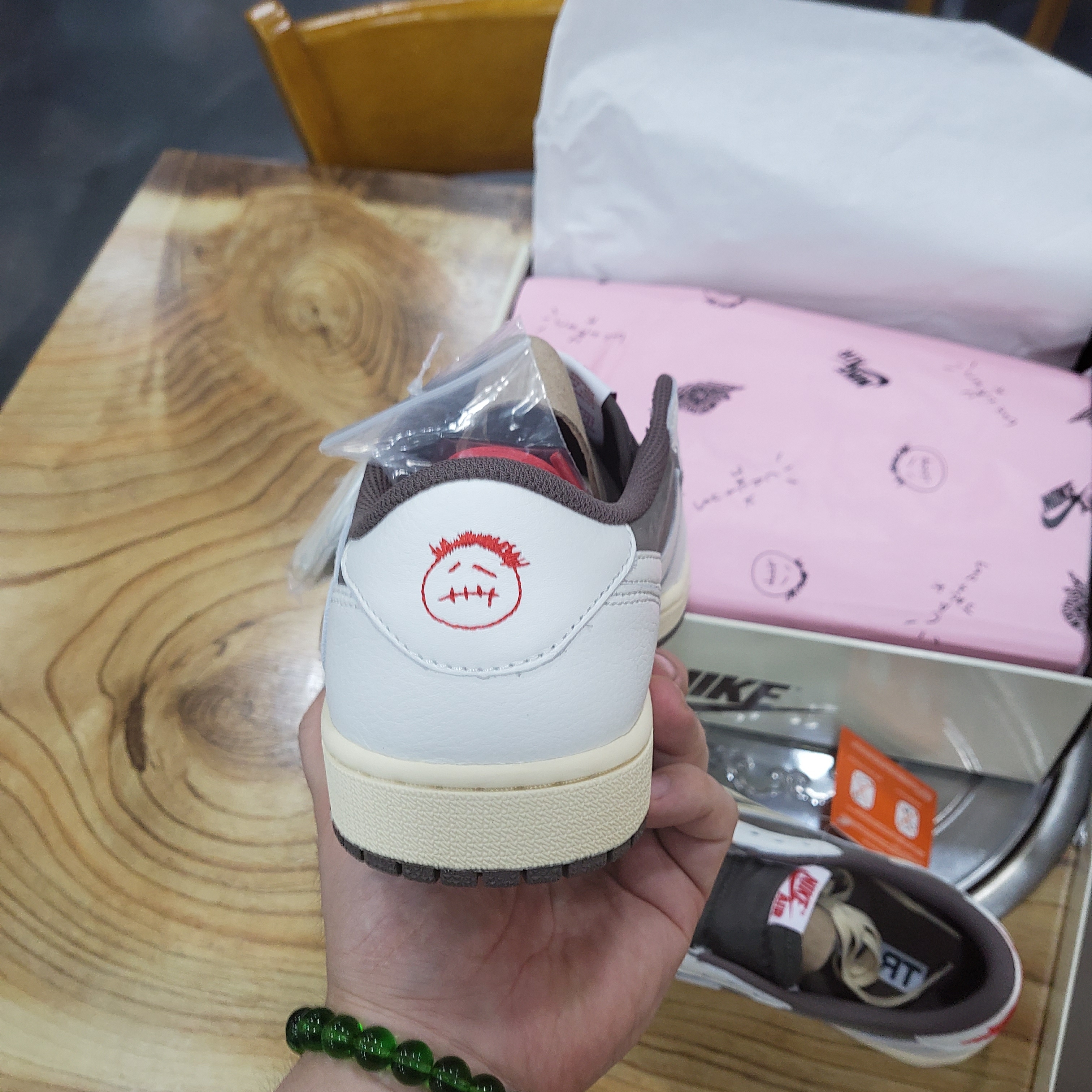 Jordan 1 x Travis Scott Retro Low OG SP Sail and Ridgerock 착용 스타일 - 3