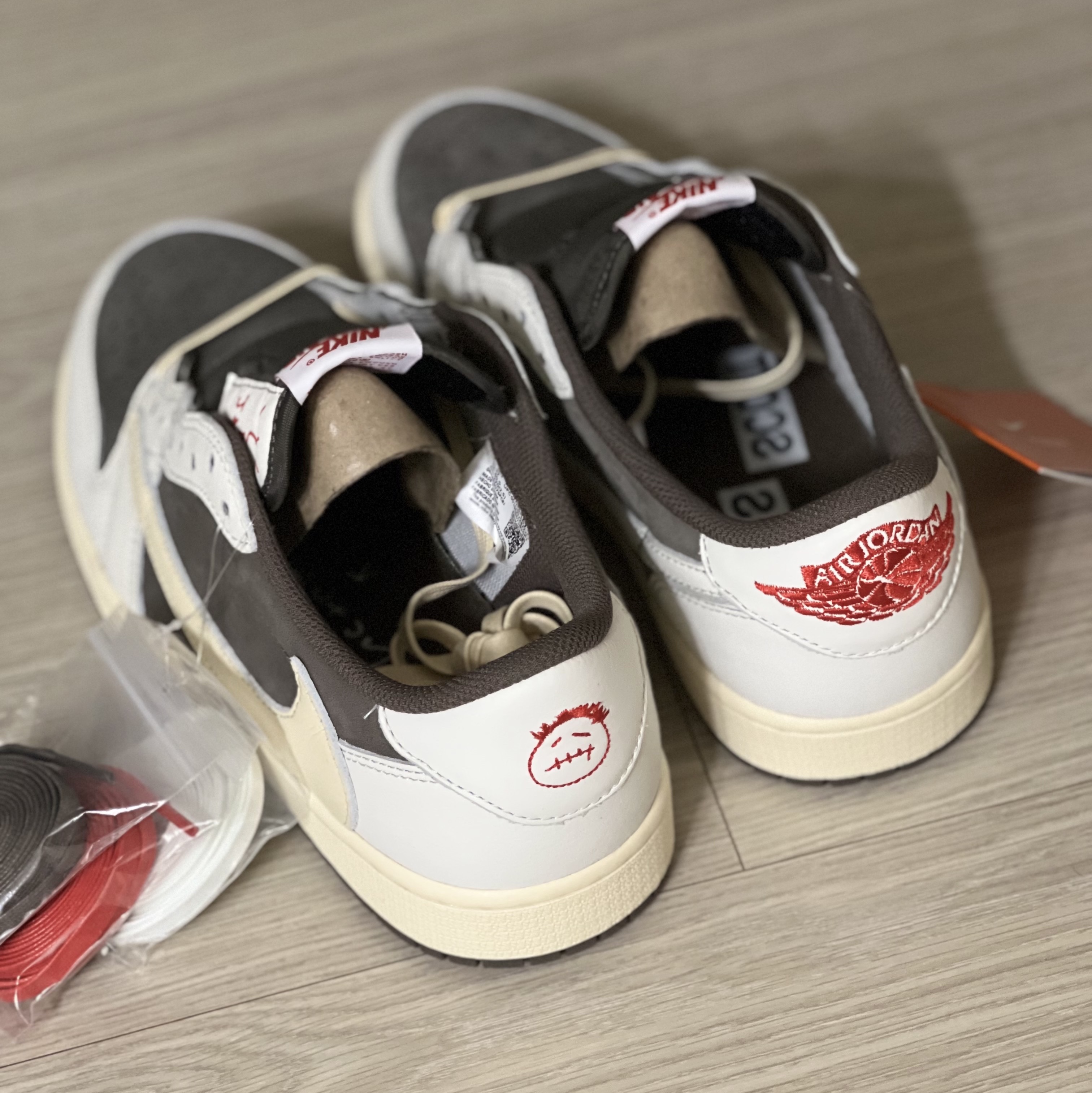 Jordan 1 x Travis Scott Retro Low OG SP Sail and Ridgerock 착용 스타일 - 4