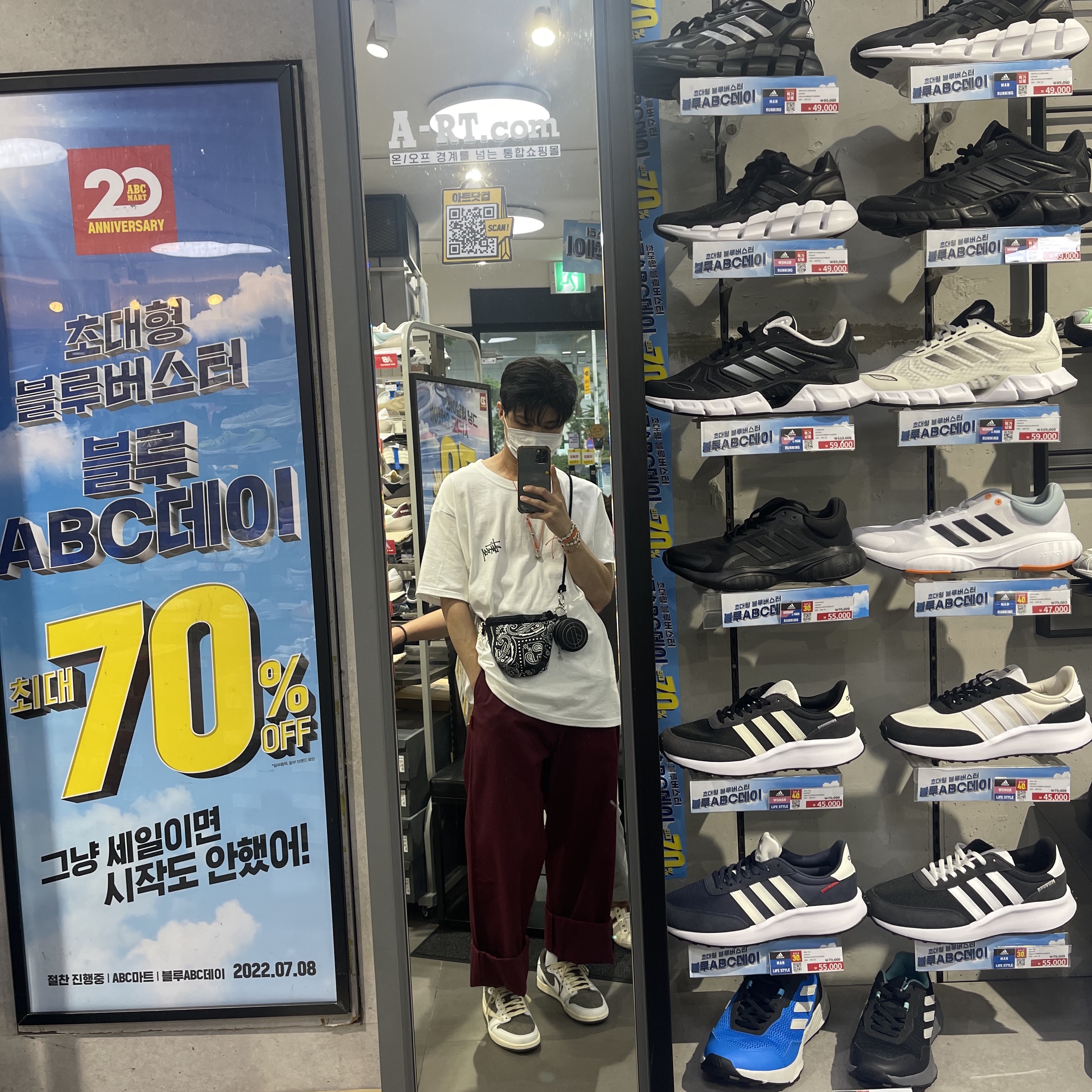 Jordan 1 x Travis Scott Retro Low OG SP Sail and Ridgerock 착용 스타일 - 3
