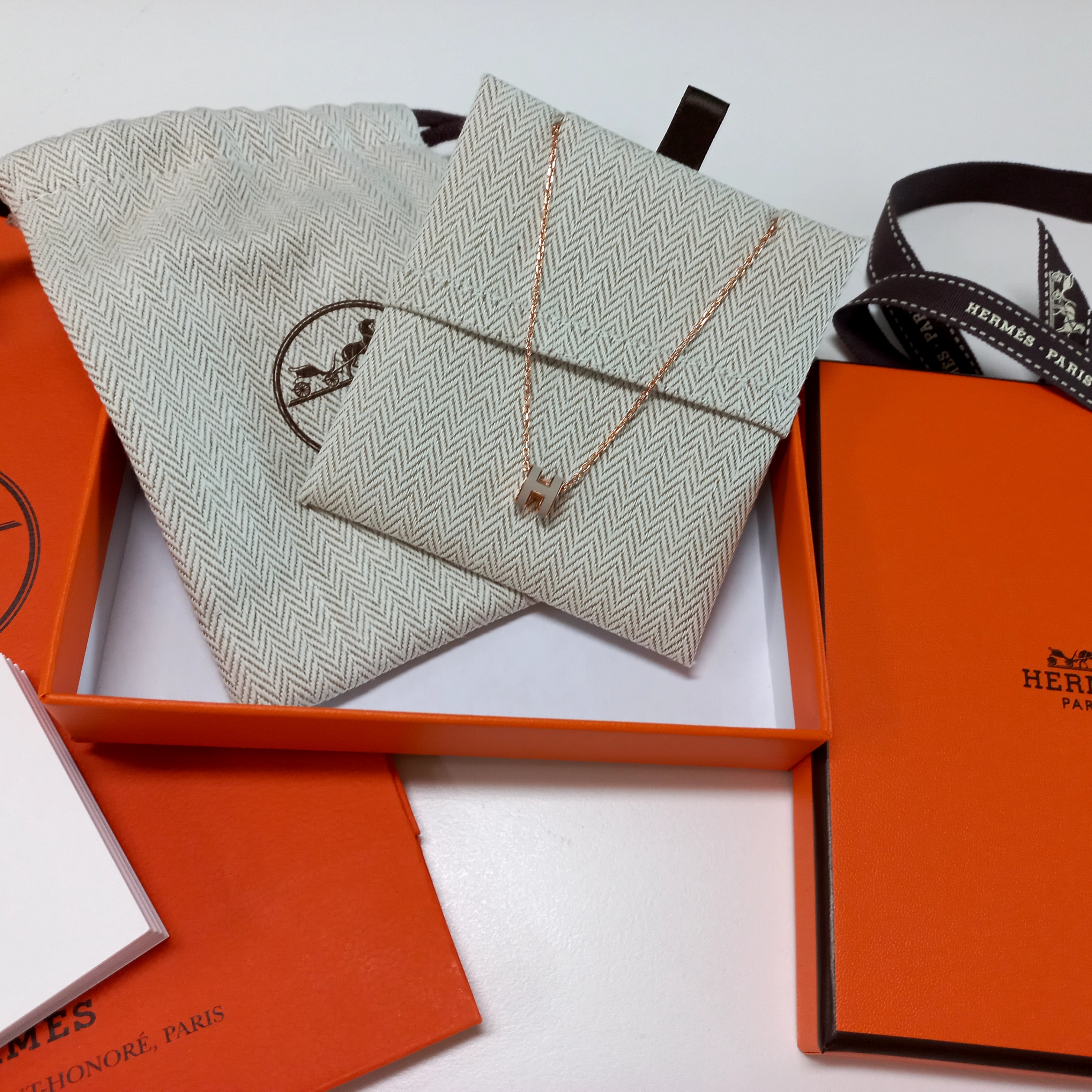 (W) Hermes Mini Pop H Pendant Rose Gold & Marron Glace 착용 스타일 - 1