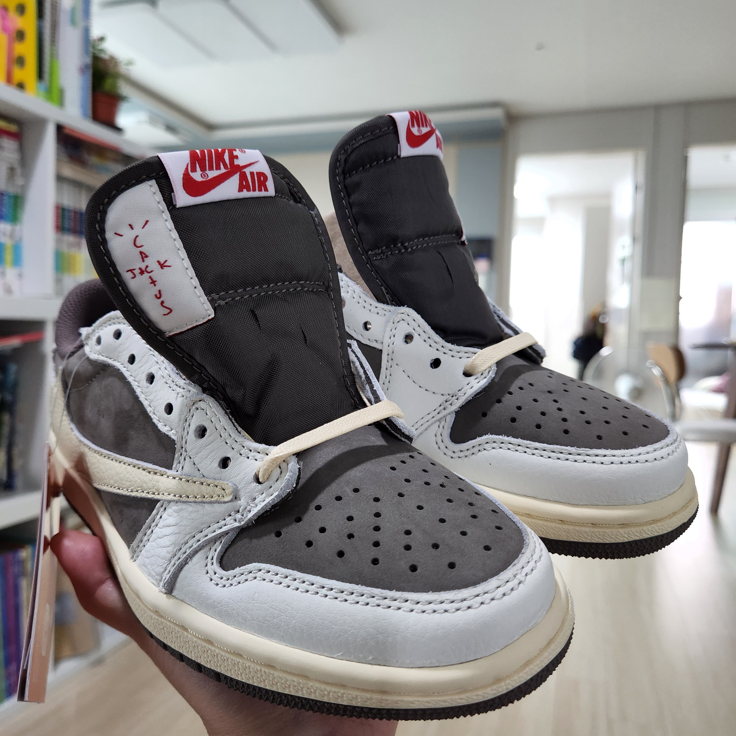 Jordan 1 x Travis Scott Retro Low OG SP Sail and Ridgerock 착용 스타일