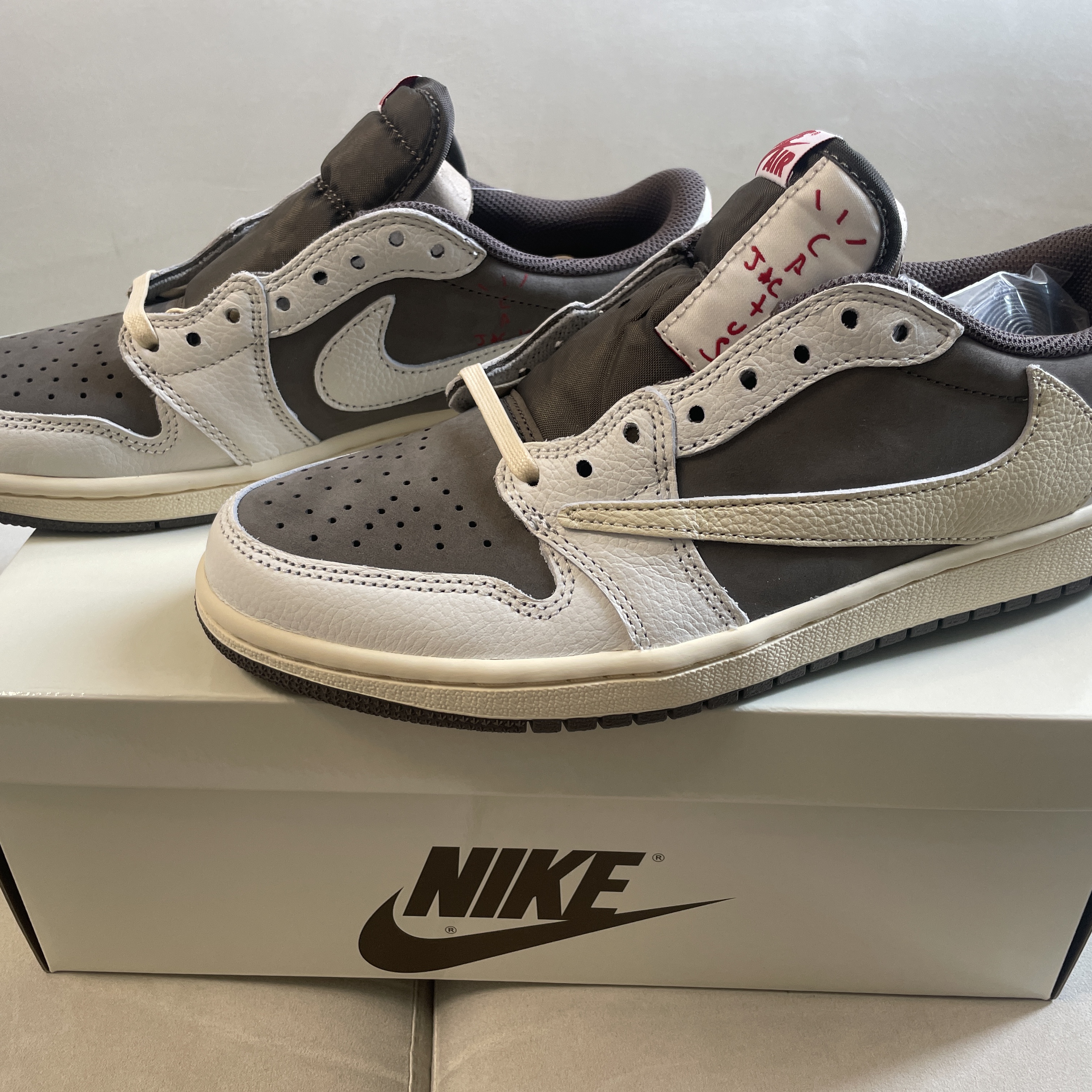 Jordan 1 x Travis Scott Retro Low OG SP Sail and Ridgerock 착용 스타일 - 3