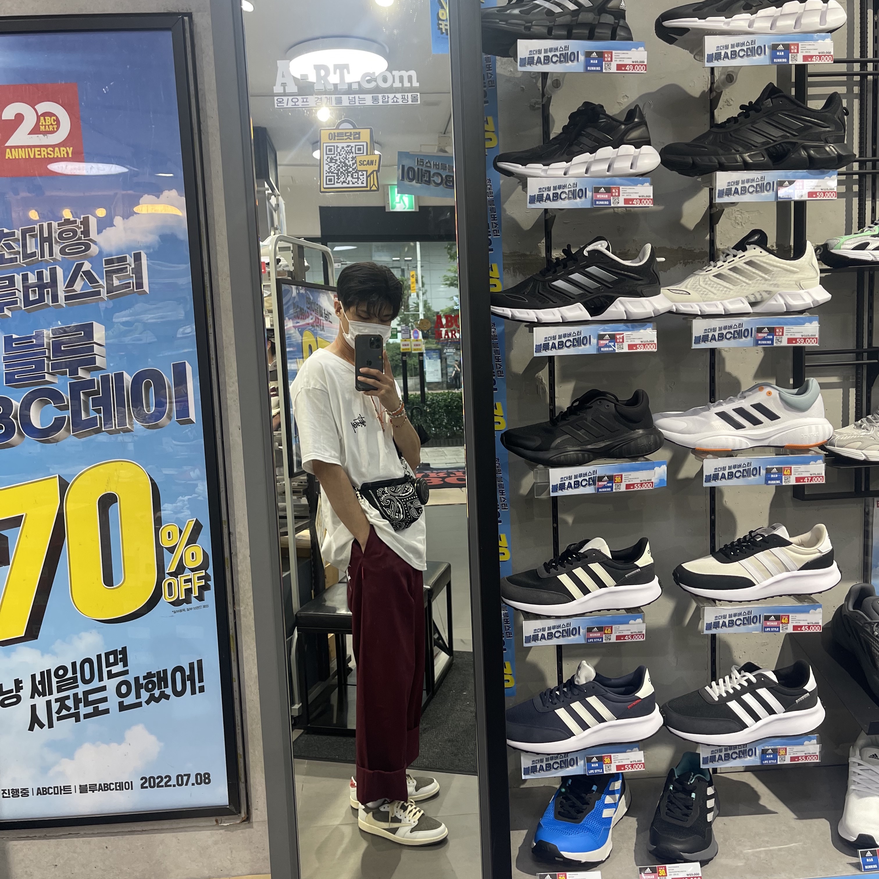 Jordan 1 x Travis Scott Retro Low OG SP Sail and Ridgerock 착용 스타일 - 4