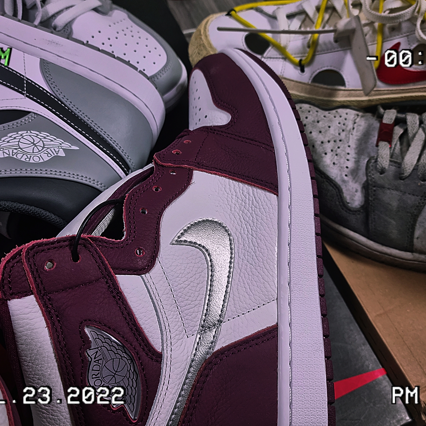 Jordan 1 Retro High OG Bordeaux, Nike x Off-White Blazer Low '77 White and University Red 착용 스타일