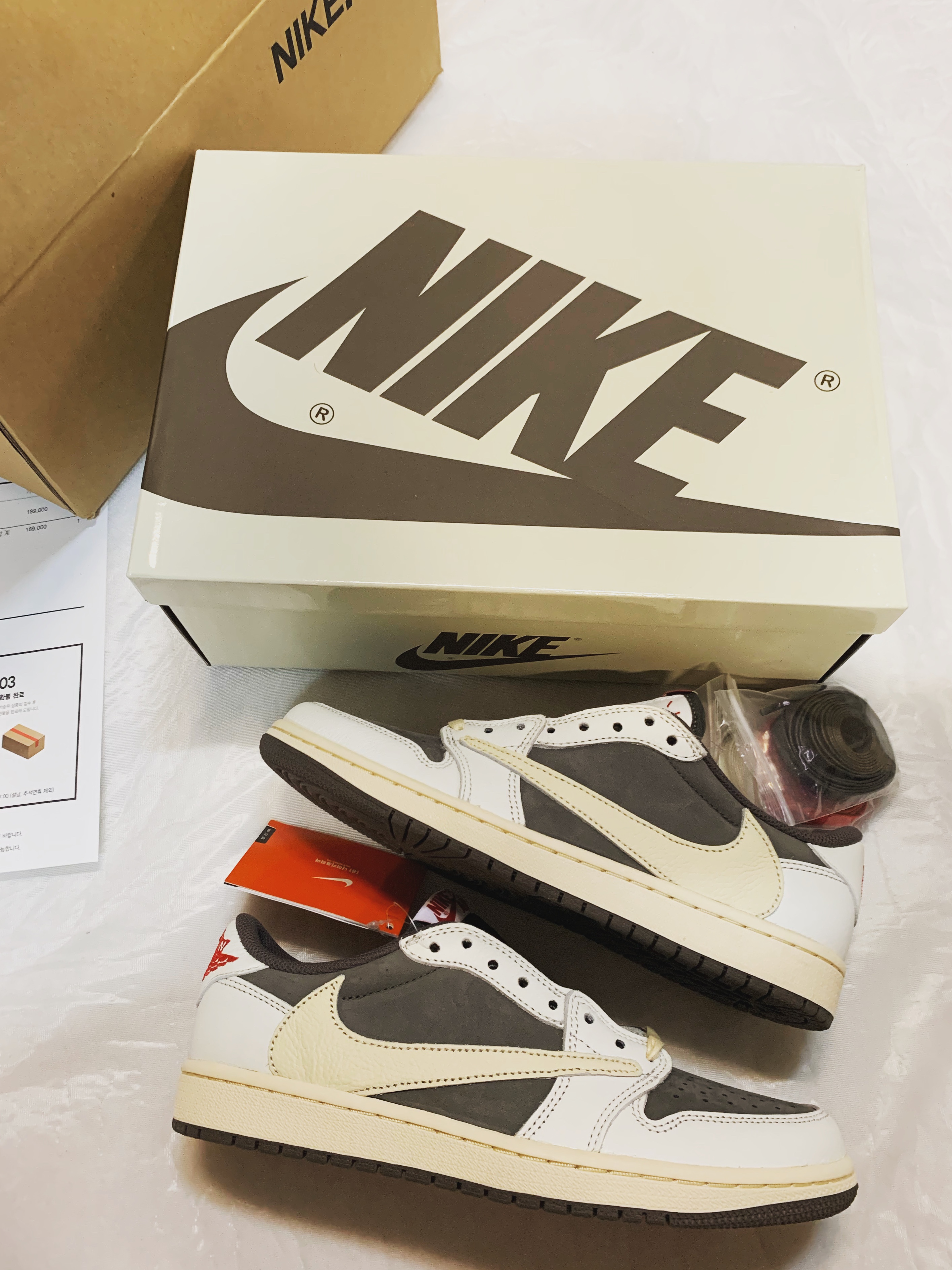 Jordan 1 x Travis Scott Retro Low OG SP Sail and Ridgerock 착용 스타일