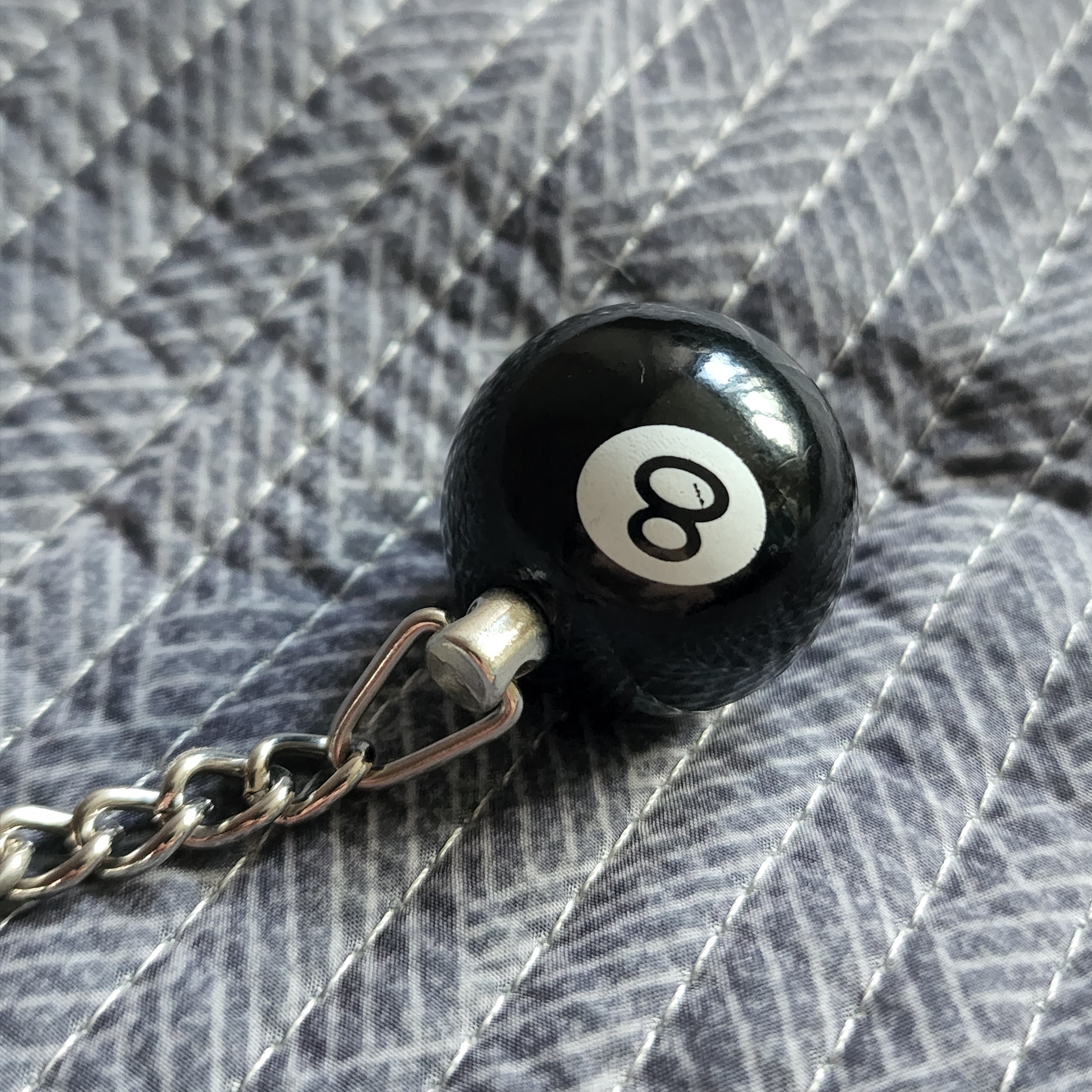 Stussy 8 Ball Keychain Black 착용 스타일