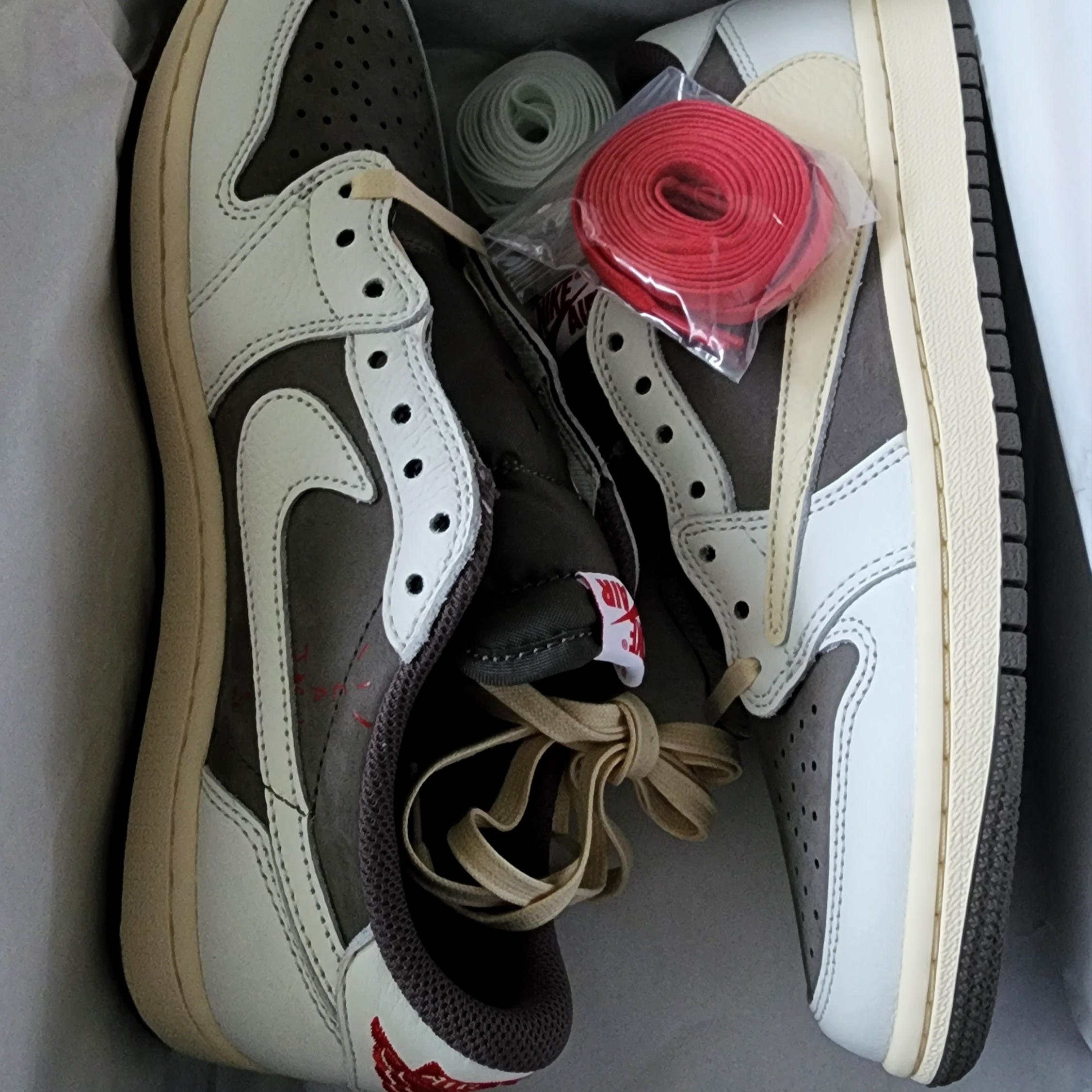 Jordan 1 x Travis Scott Retro Low OG SP Sail and Ridgerock 착용 스타일