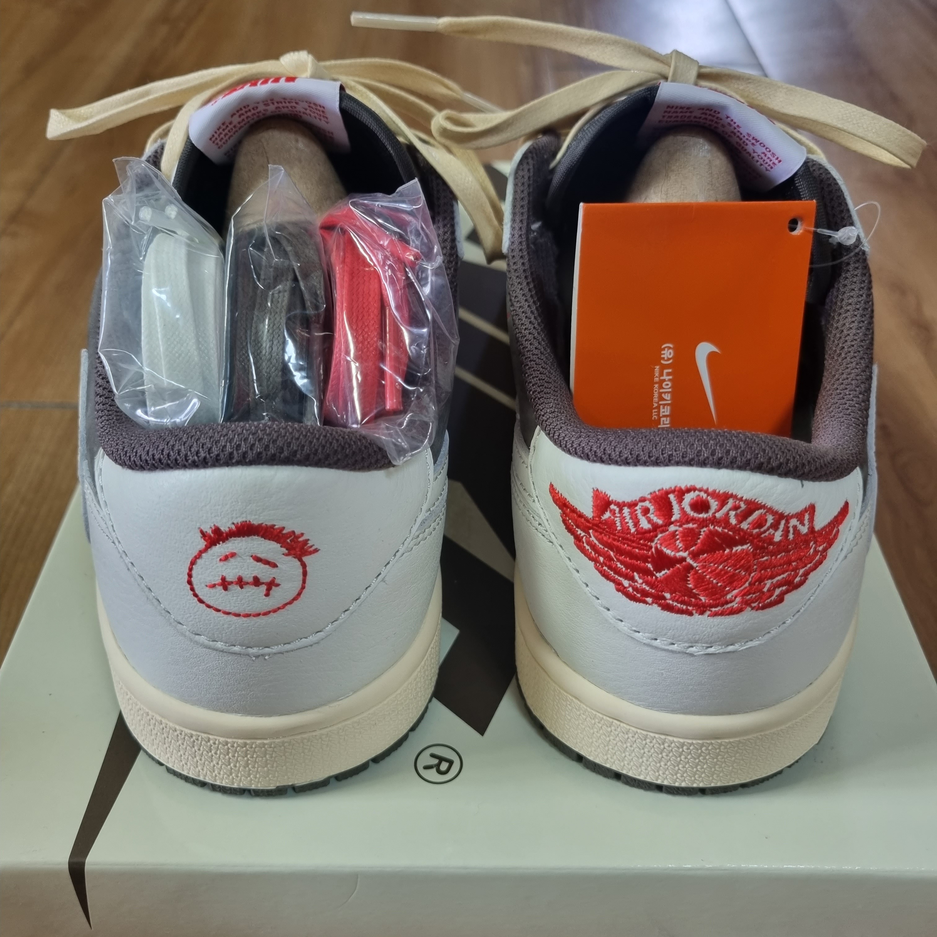 Jordan 1 x Travis Scott Retro Low OG SP Sail and Ridgerock 착용 스타일 - 4