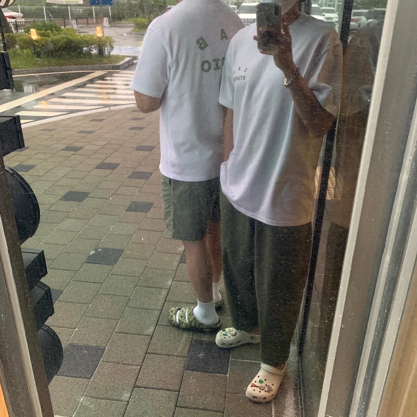 IAB Studio T-Shirt White Light Green, Crocs Classic Clog Stucco 착용 스타일 - 2