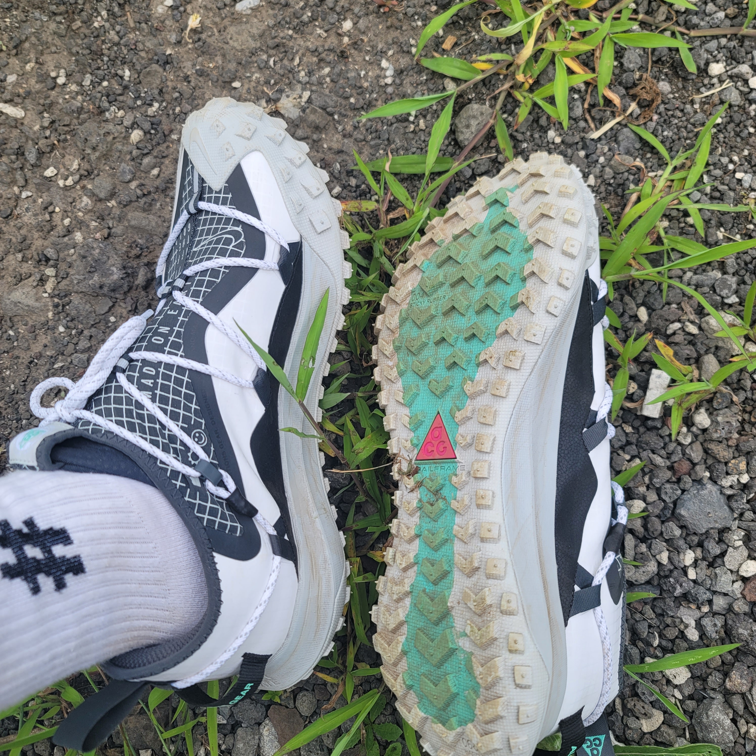 Nike ACG Mountain Fly Low SE White and Black 착용 스타일