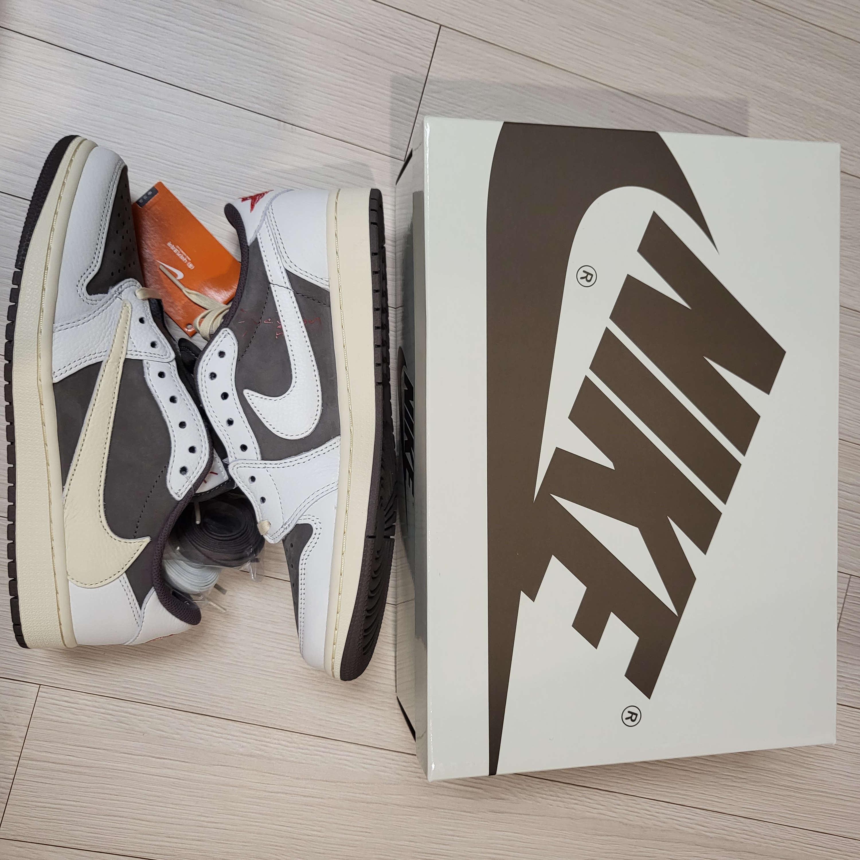 Jordan 1 x Travis Scott Retro Low OG SP Sail and Ridgerock 착용 스타일 - 4