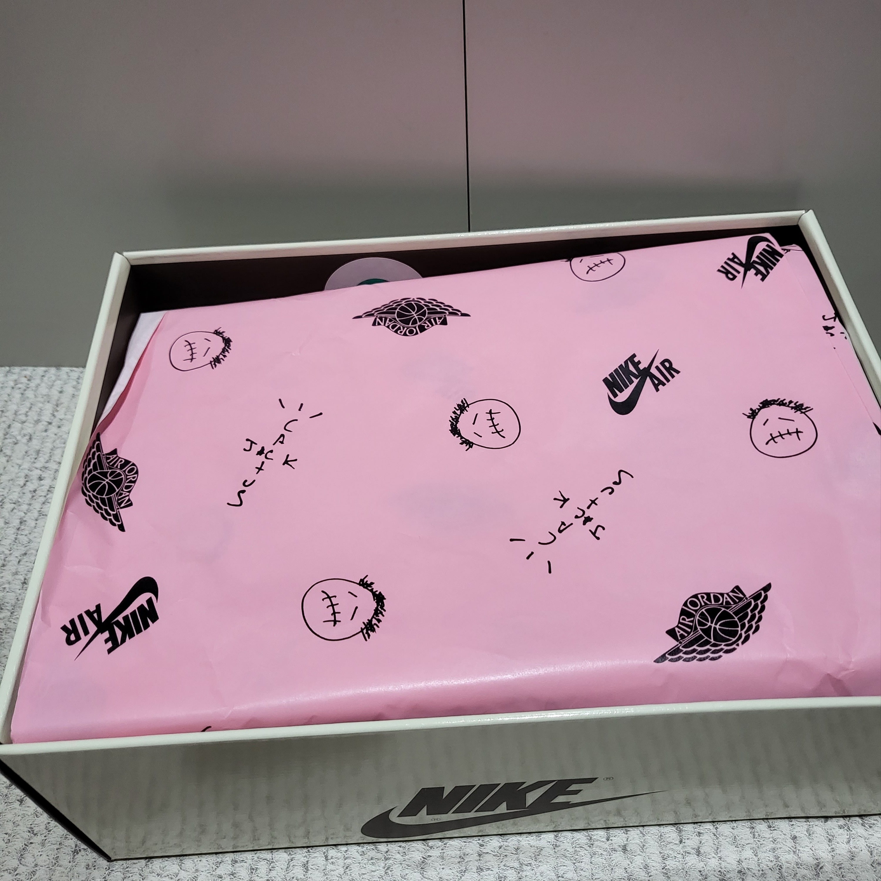 Jordan 1 x Travis Scott Retro Low OG SP Sail and Ridgerock 착용 스타일 - 2